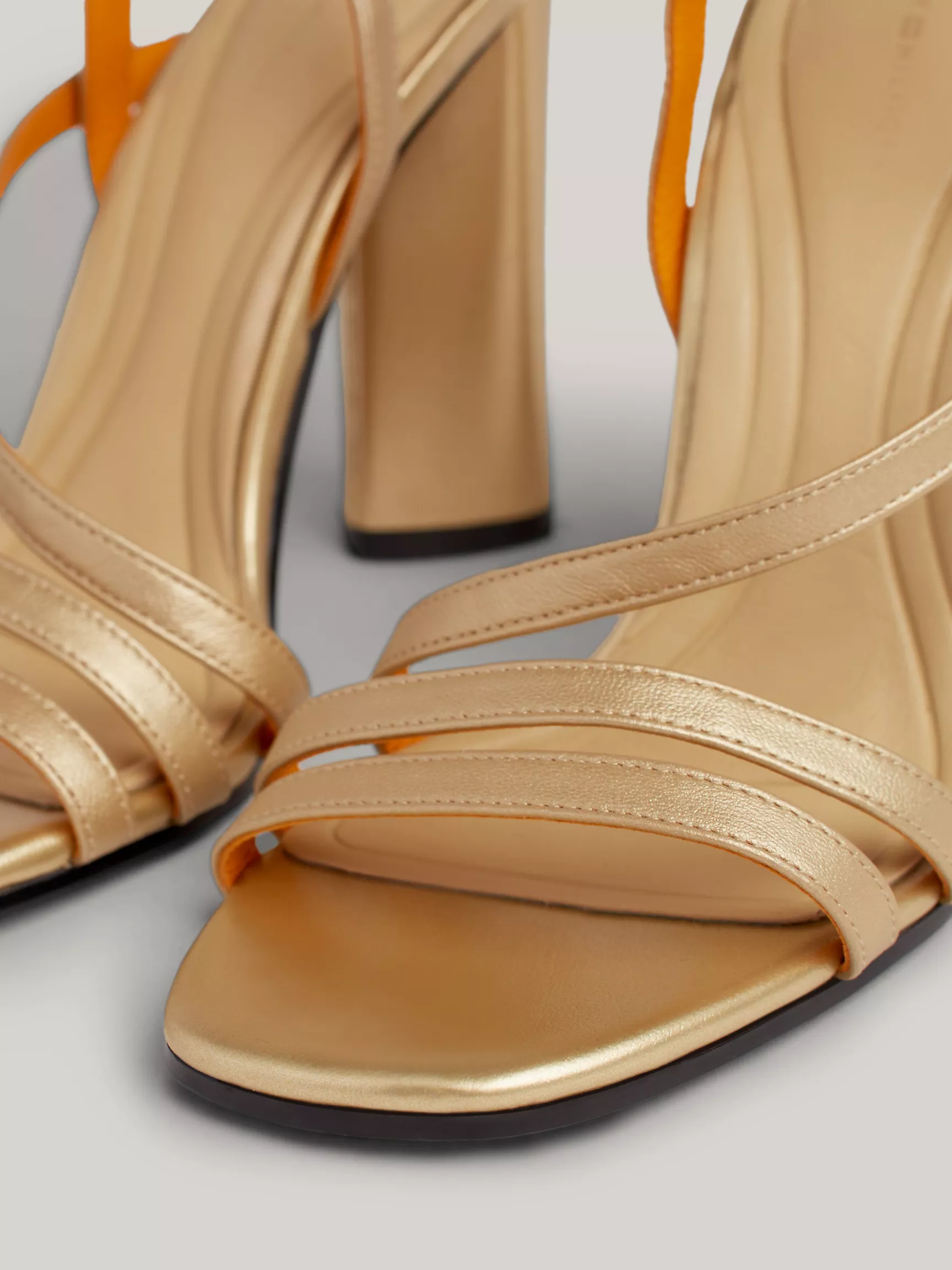 Женская обувь Tommy Hilfiger, Кожаные сандалии с металлическим блочным каблуком TH