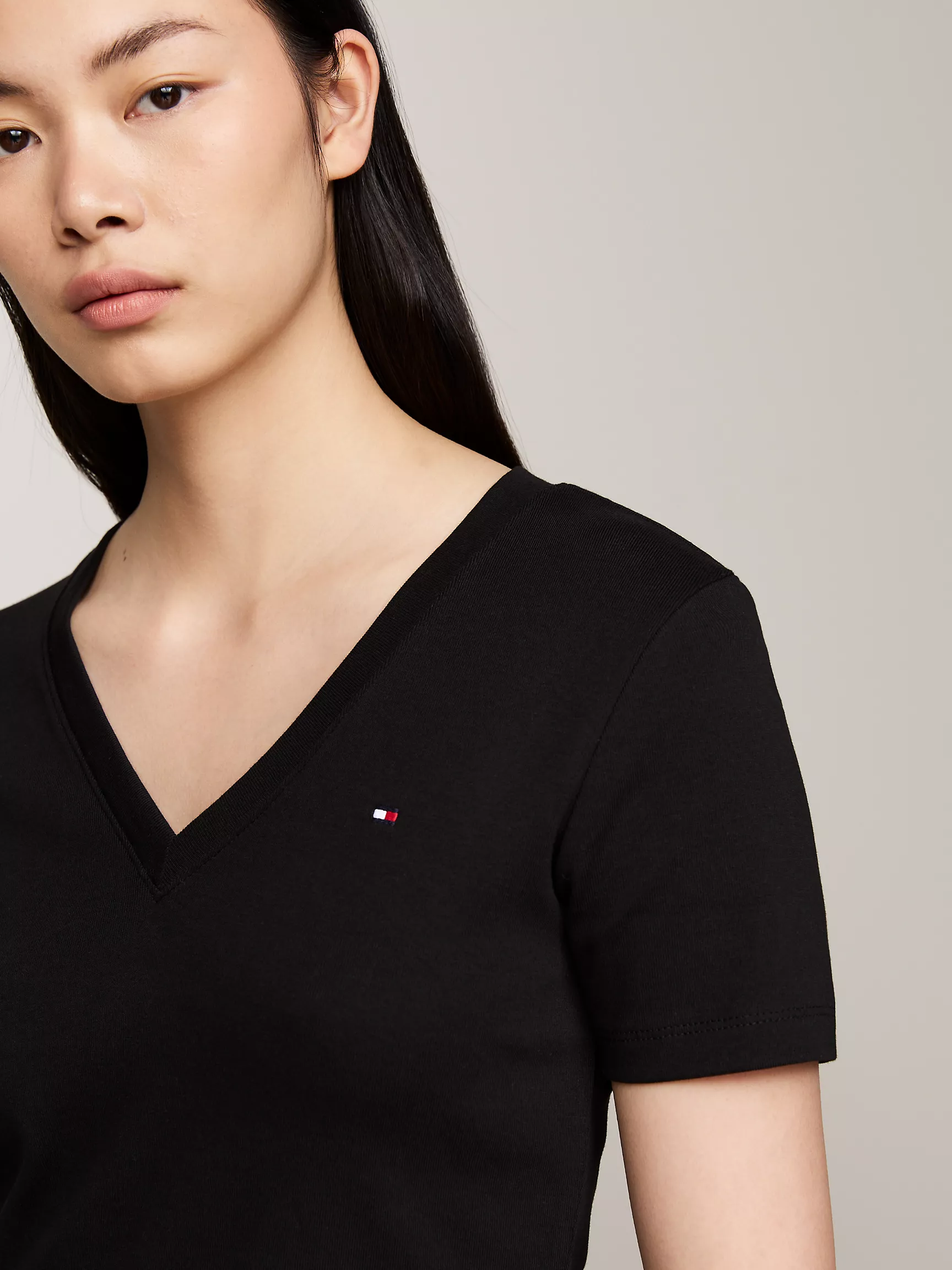 Женская футболка Tommy Hilfiger, Приталенная ребристая футболка с V-образным вырезом