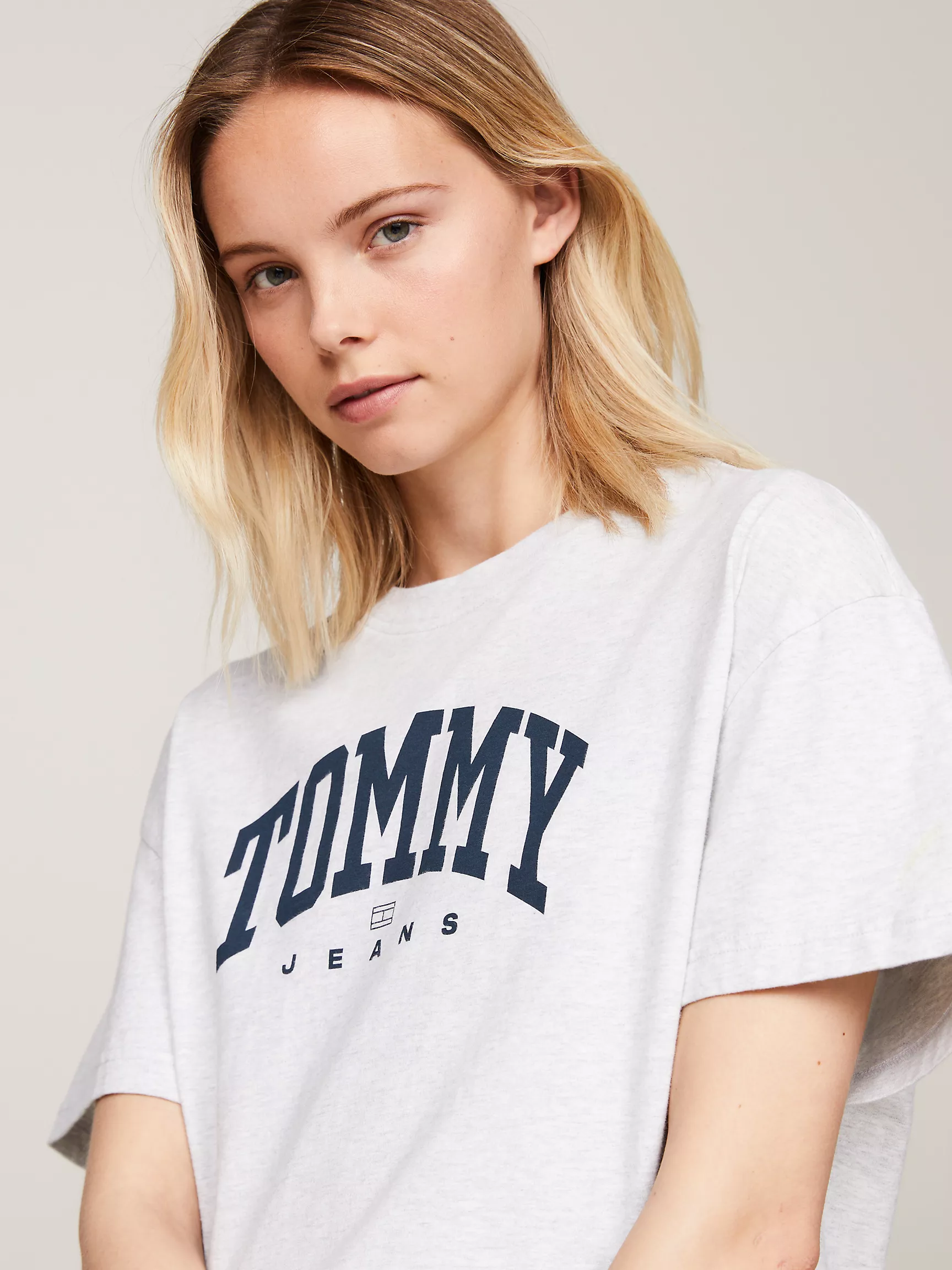 Женская футболка Tommy Hilfiger, Удлиненная футболка с университетским логотипом