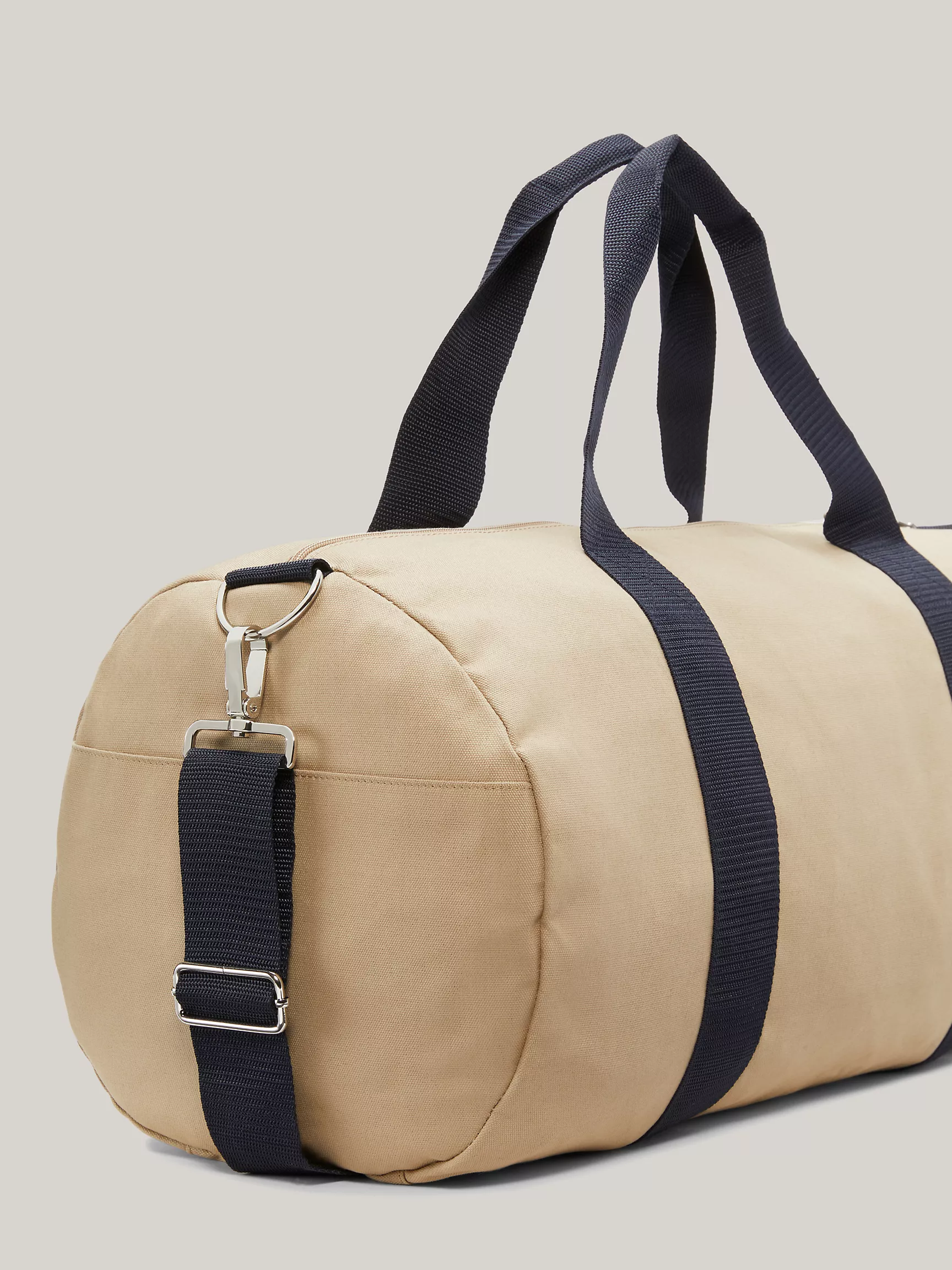 Сумка унисекс Tommy Hilfiger, Сумка-даффл с логотипом и полосками флага