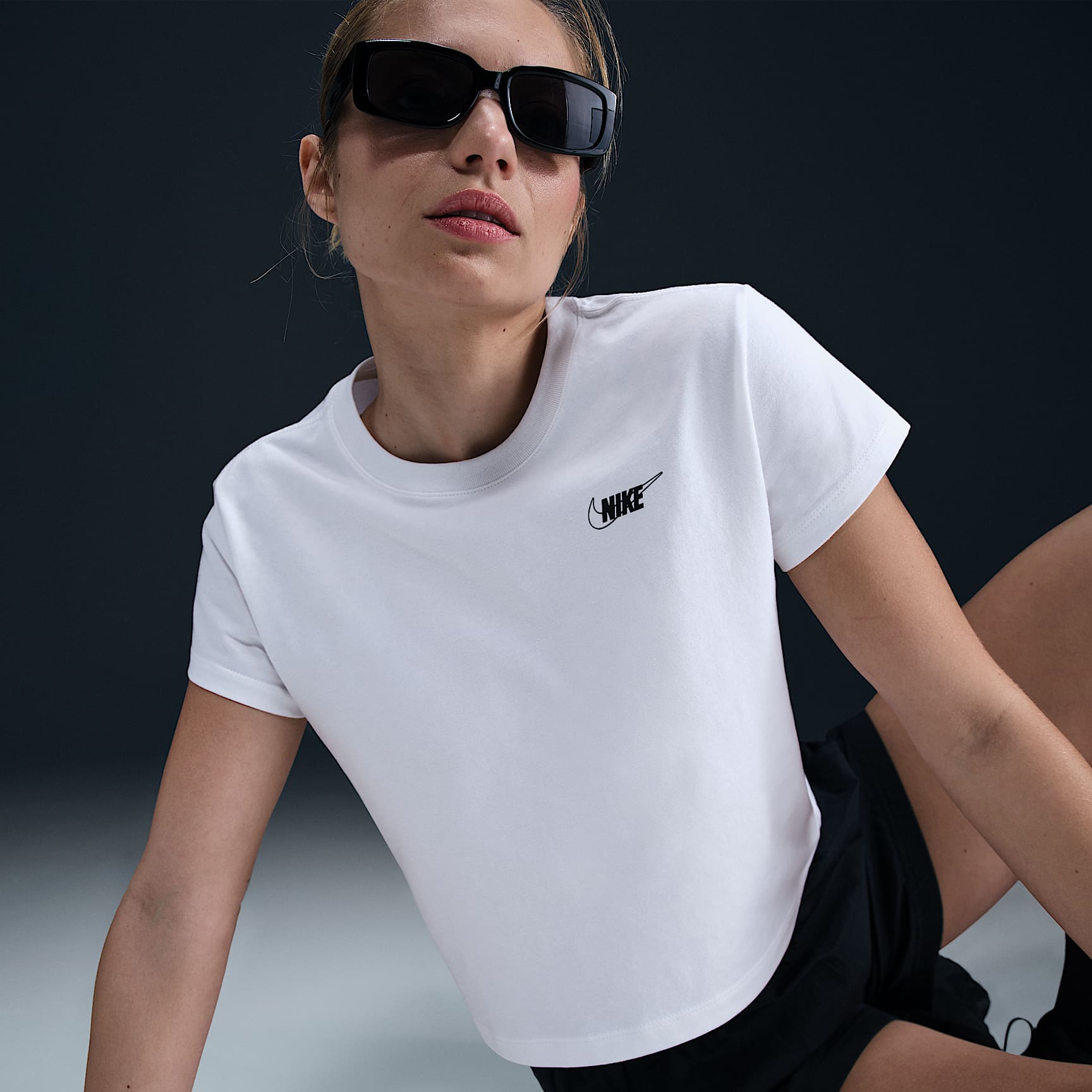 Nike Sportswear Club Women's Short-Sleeve Cropped Graphic T-Shirt