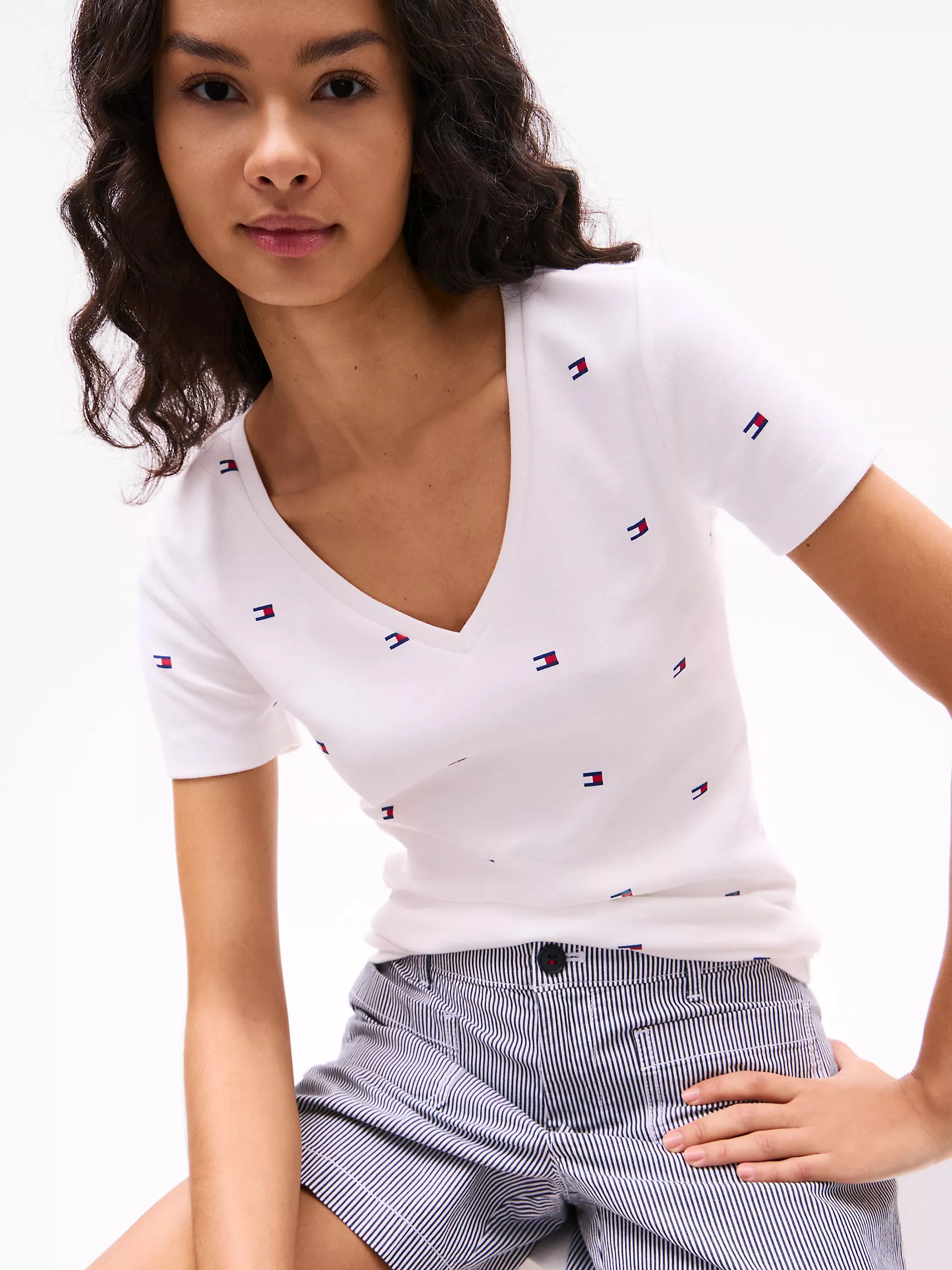 Женская футболка Tommy Hilfiger, Футболка с V-образным вырезом и повсеместным принтом флага
