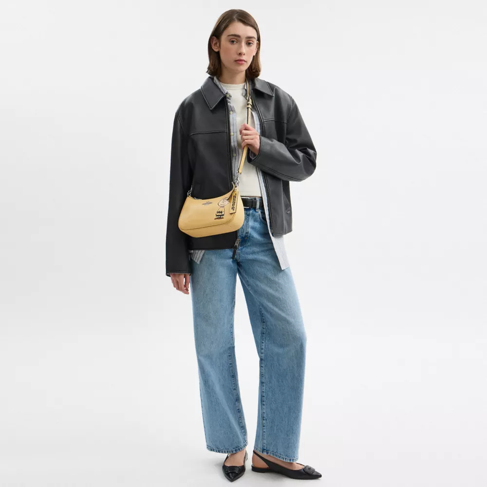 Сумка COACH Coach X Peanuts Teri Shoulder Bag With Charlie Brown