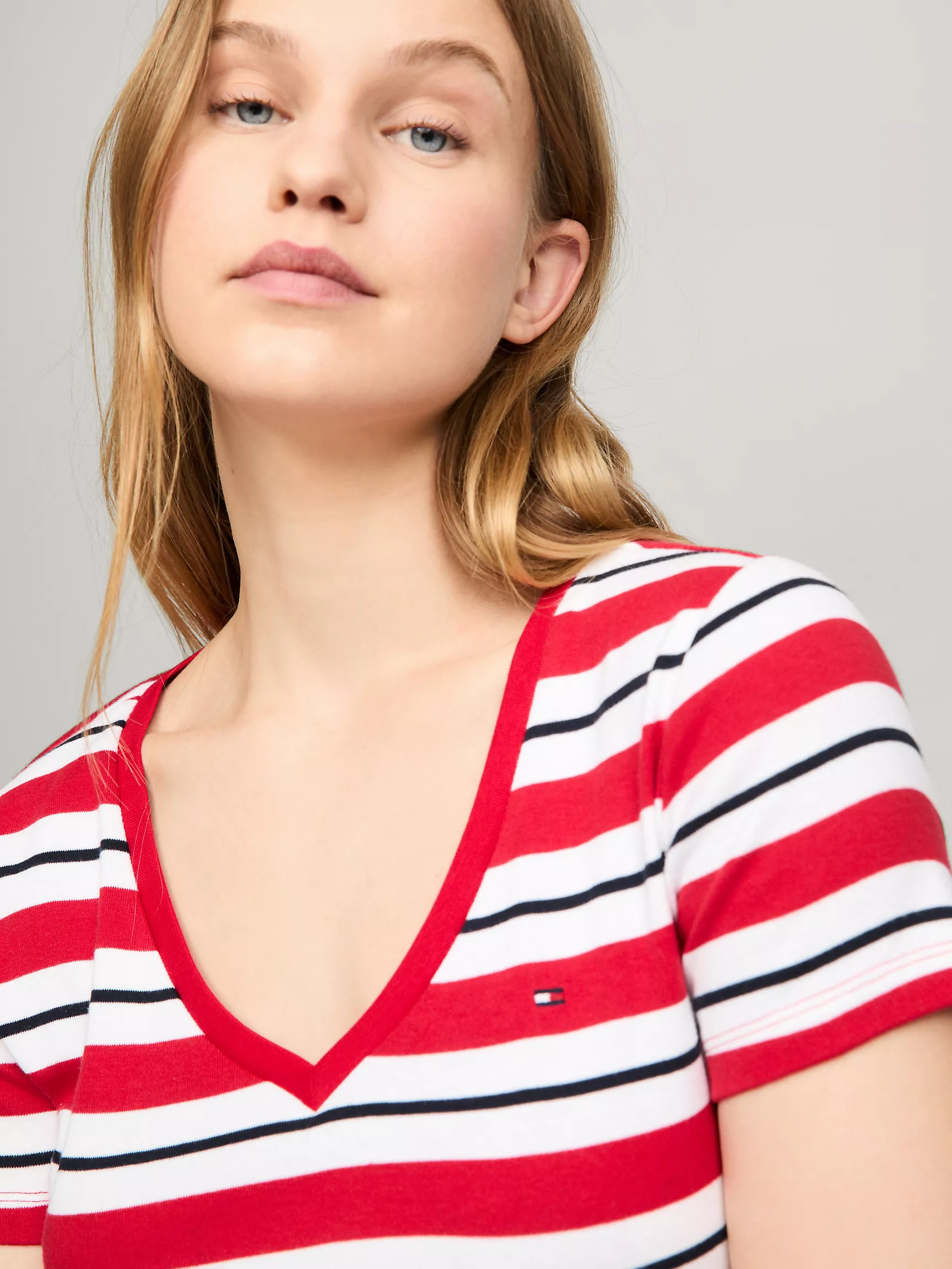 Женская футболка Tommy Hilfiger, Любимая футболка в полоску с V-образным вырезом