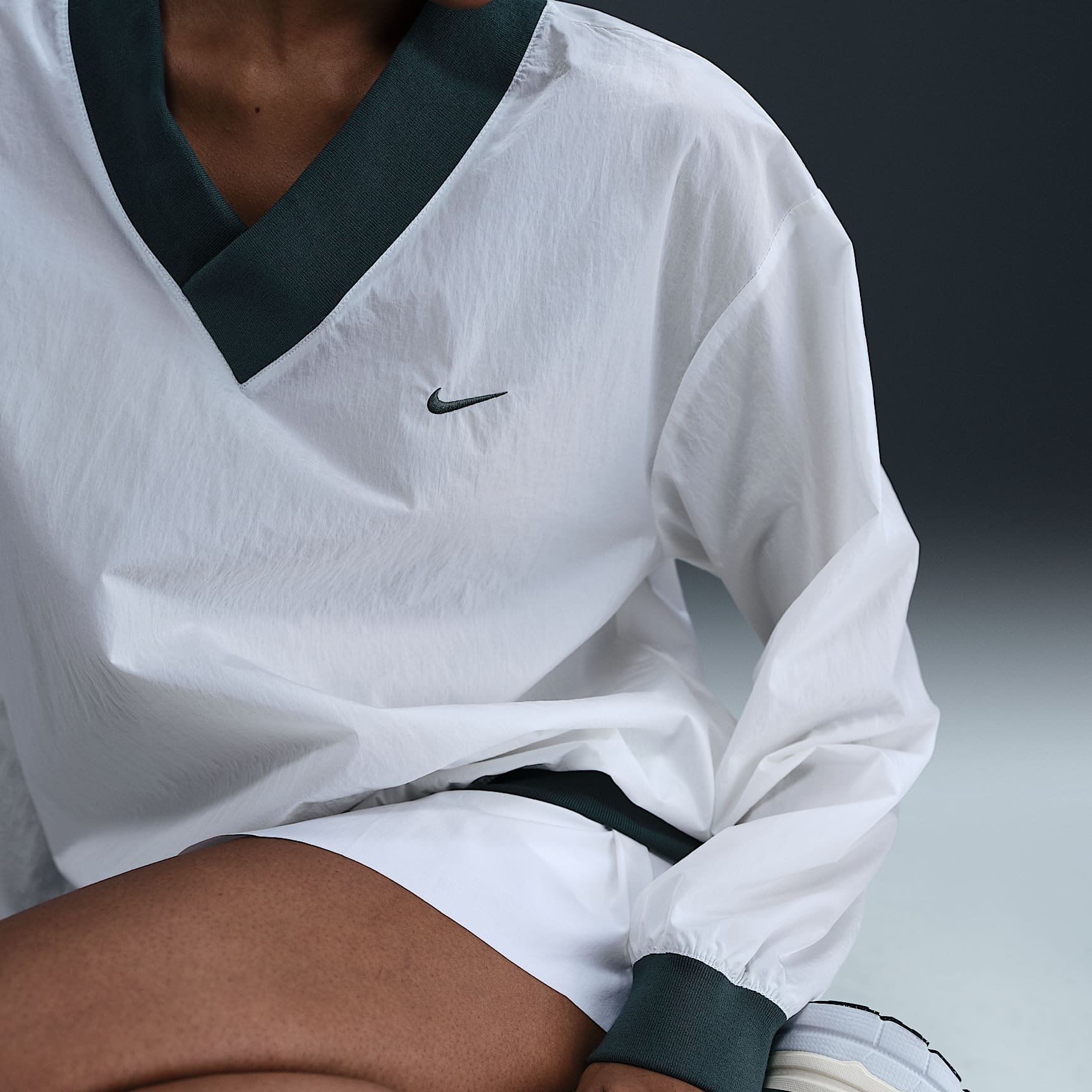 Nike Sportswear Essential Women's Loose UV Woven Long-Sleeve V-Neck Top