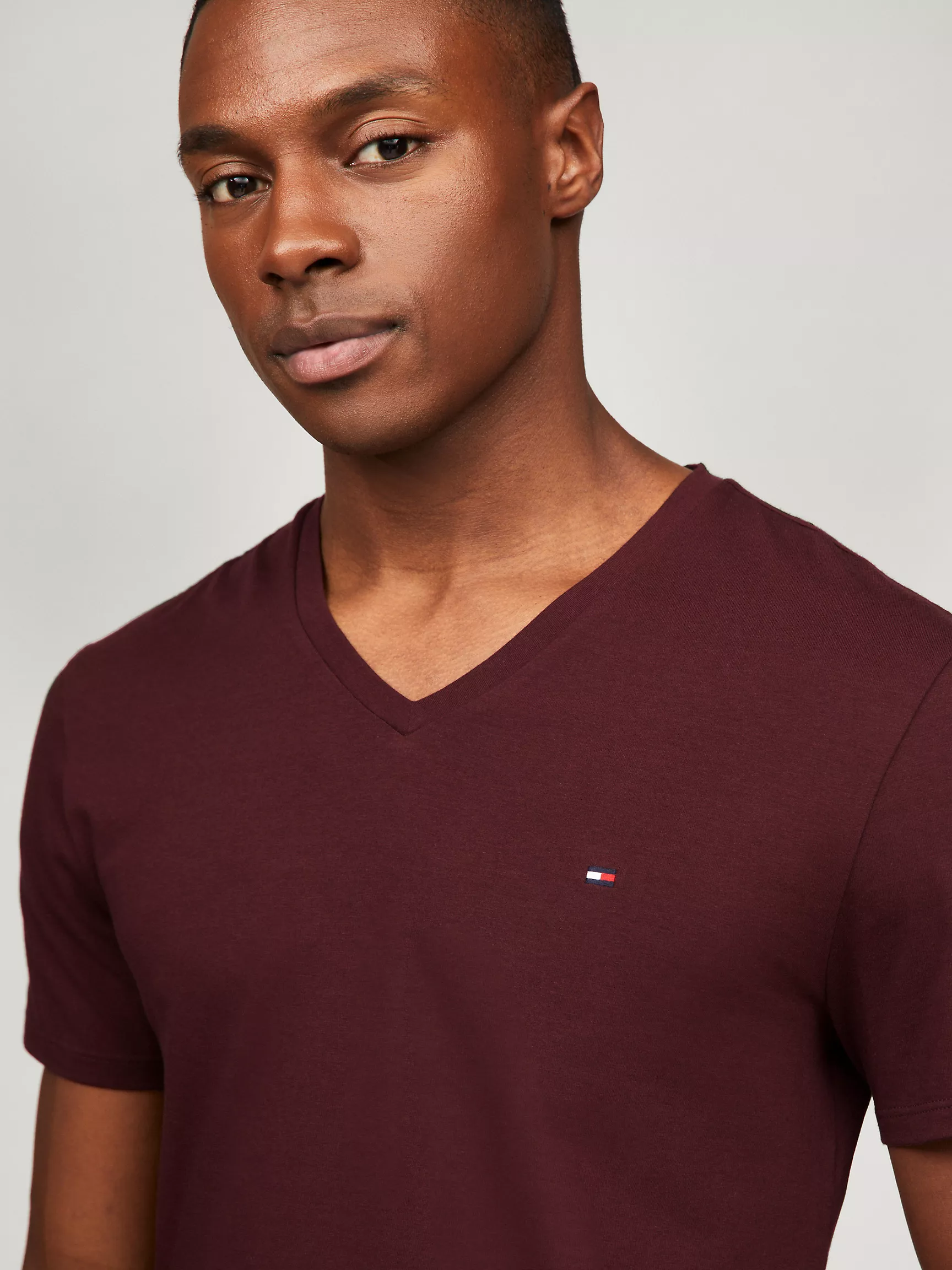 Мужская футболка Tommy Hilfiger, Приталенная футболка с V-образным вырезом