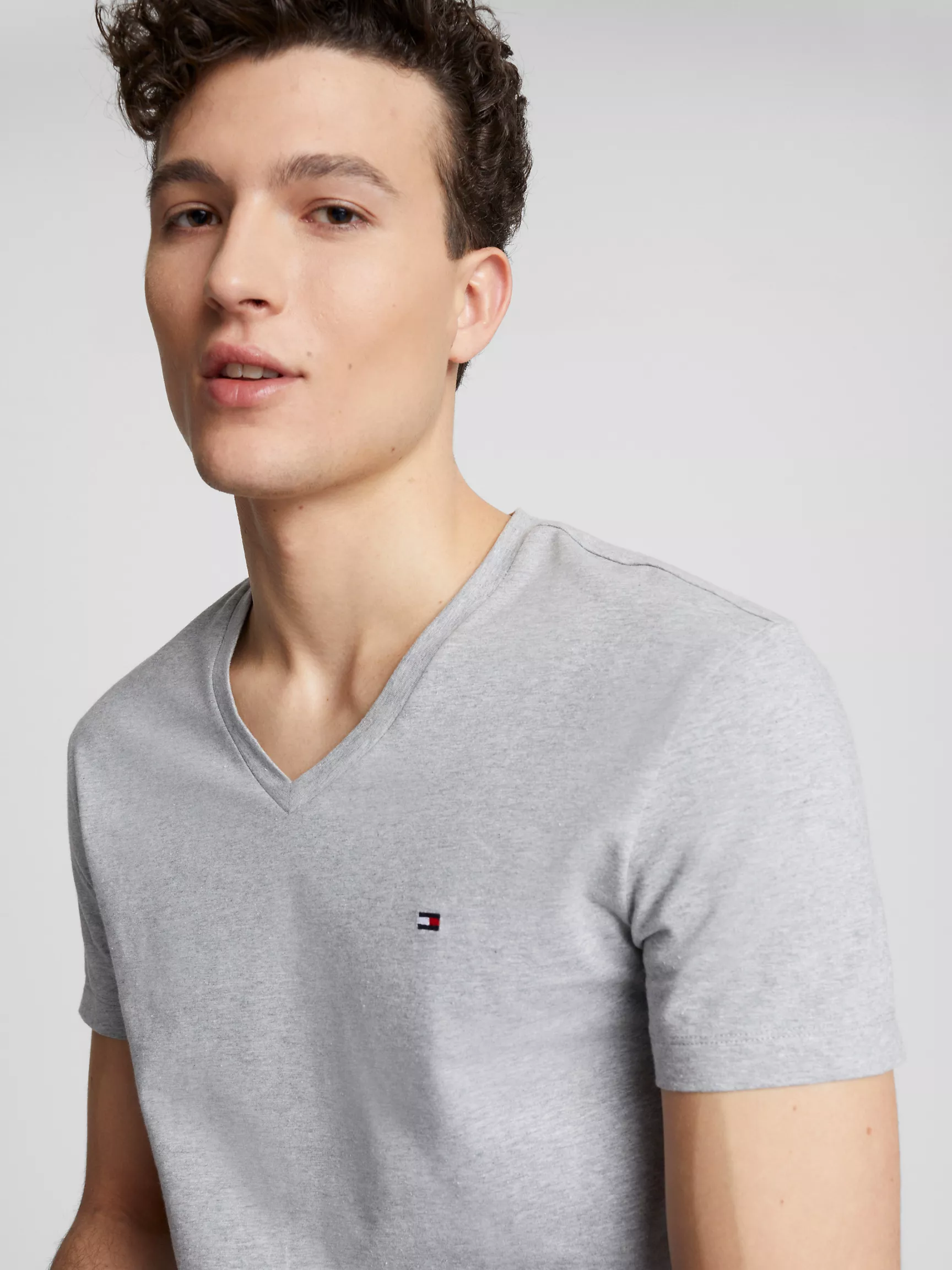 Мужская футболка Tommy Hilfiger, Приталенная однотонная футболка с V-образным вырезом