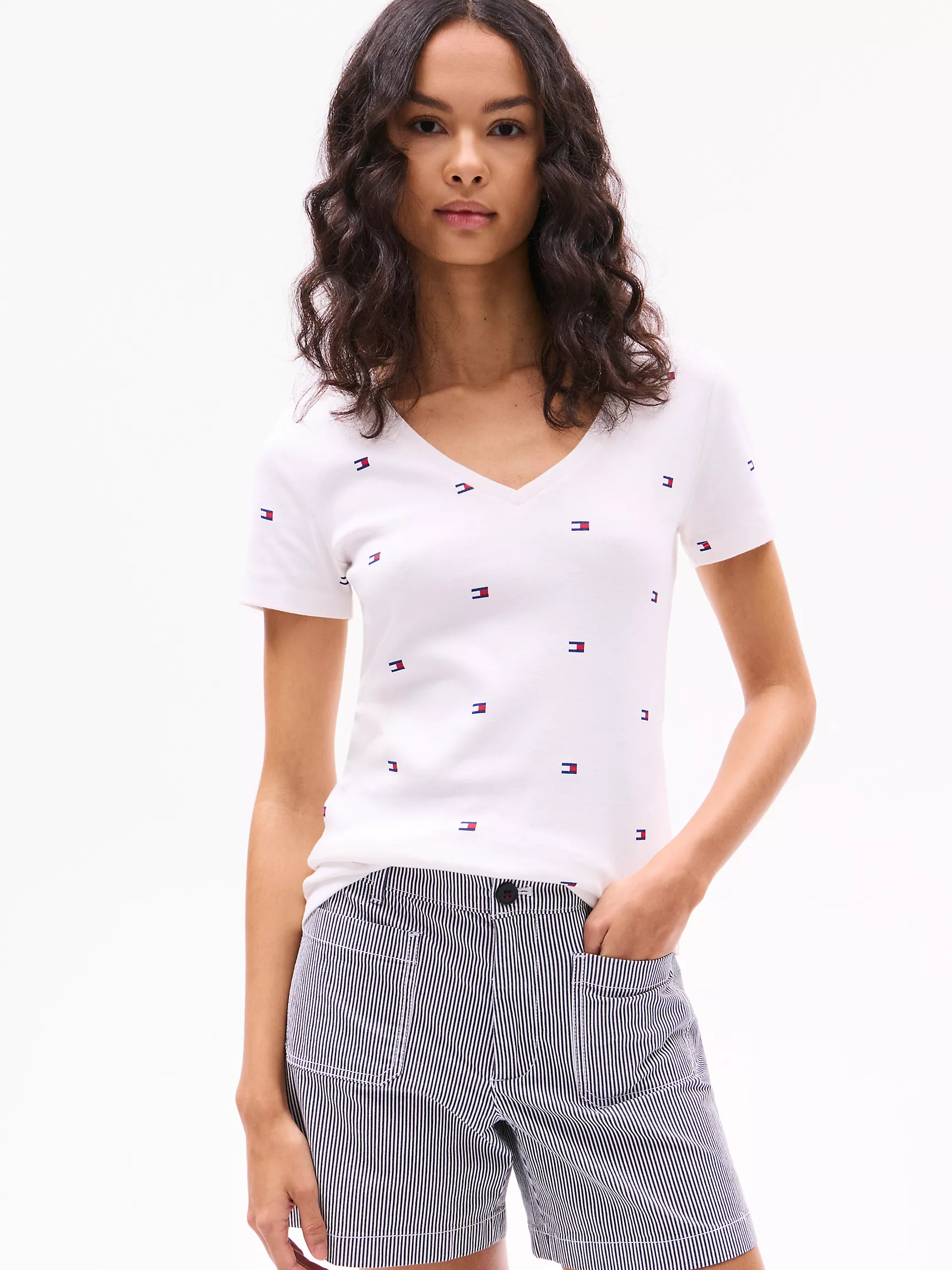 Женская футболка Tommy Hilfiger, Футболка с V-образным вырезом и повсеместным принтом флага