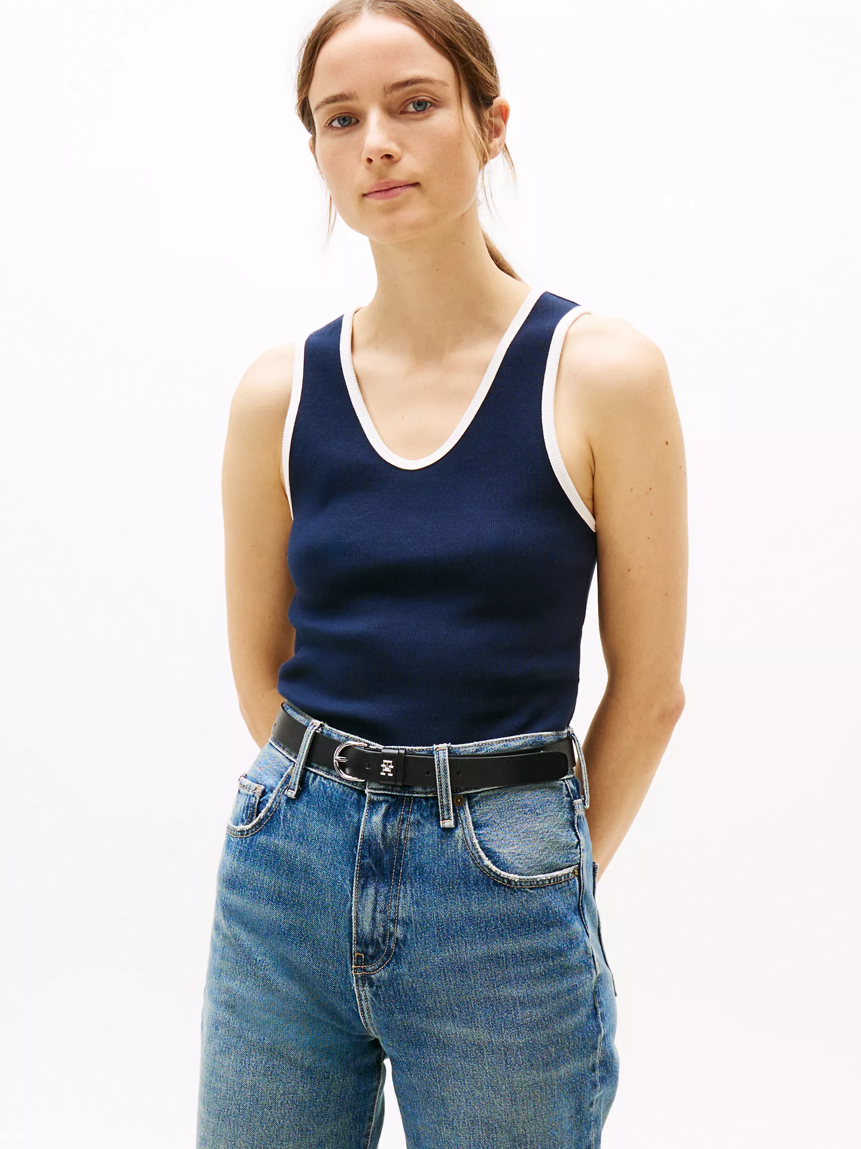 Женская футболка Tommy Hilfiger, Эластичная хлопковая майка в рубчик с V-образным вырезом