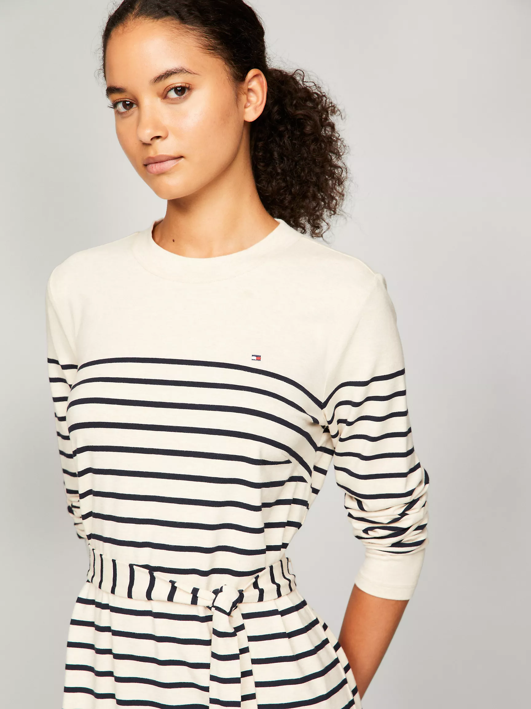 Женское платье Tommy Hilfiger, Вязаное полосатое платье с длинными рукавами и поясом