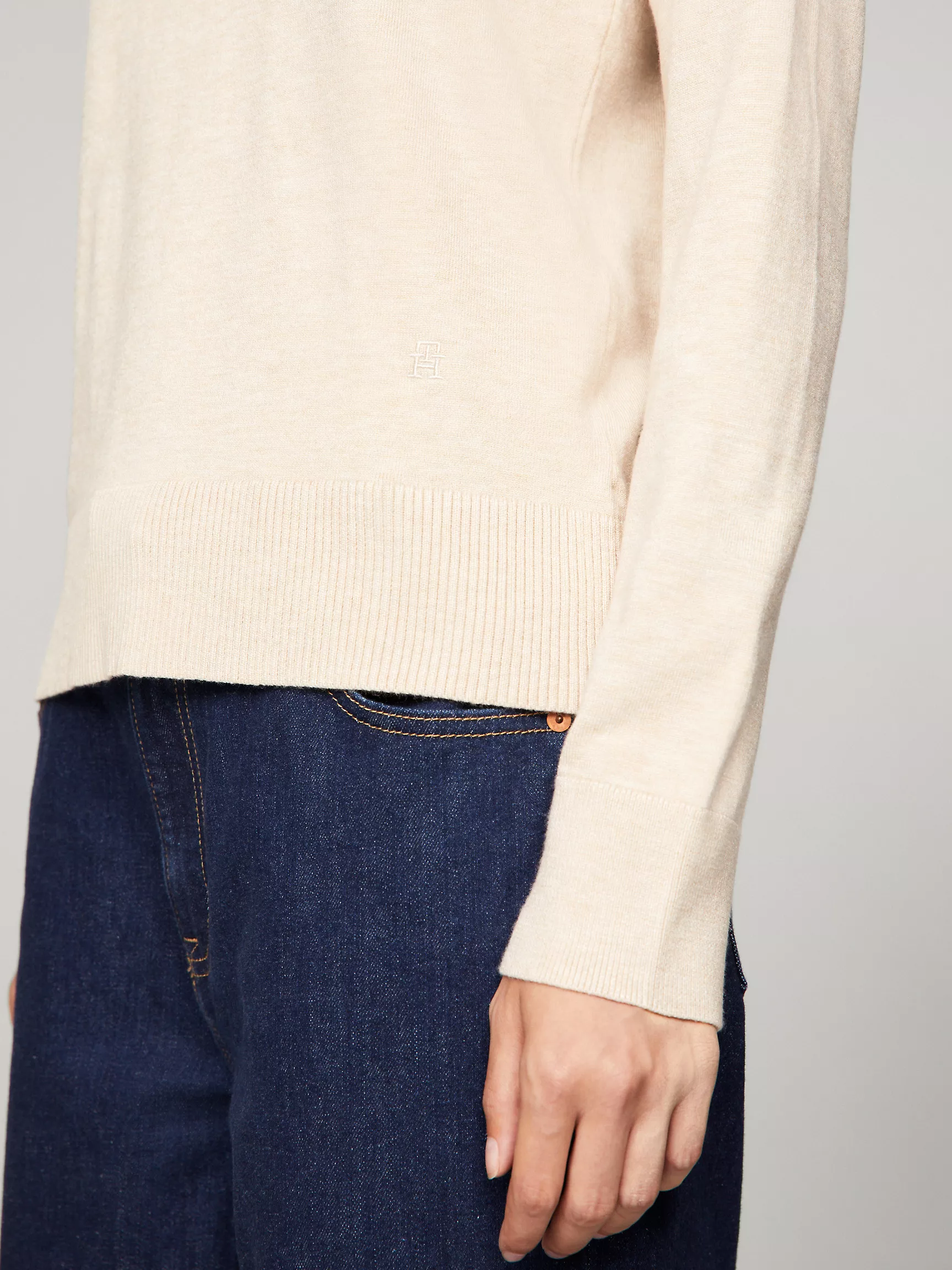 Женский свитер Tommy Hilfiger, Приталенный однотонный свитер с высоким воротником