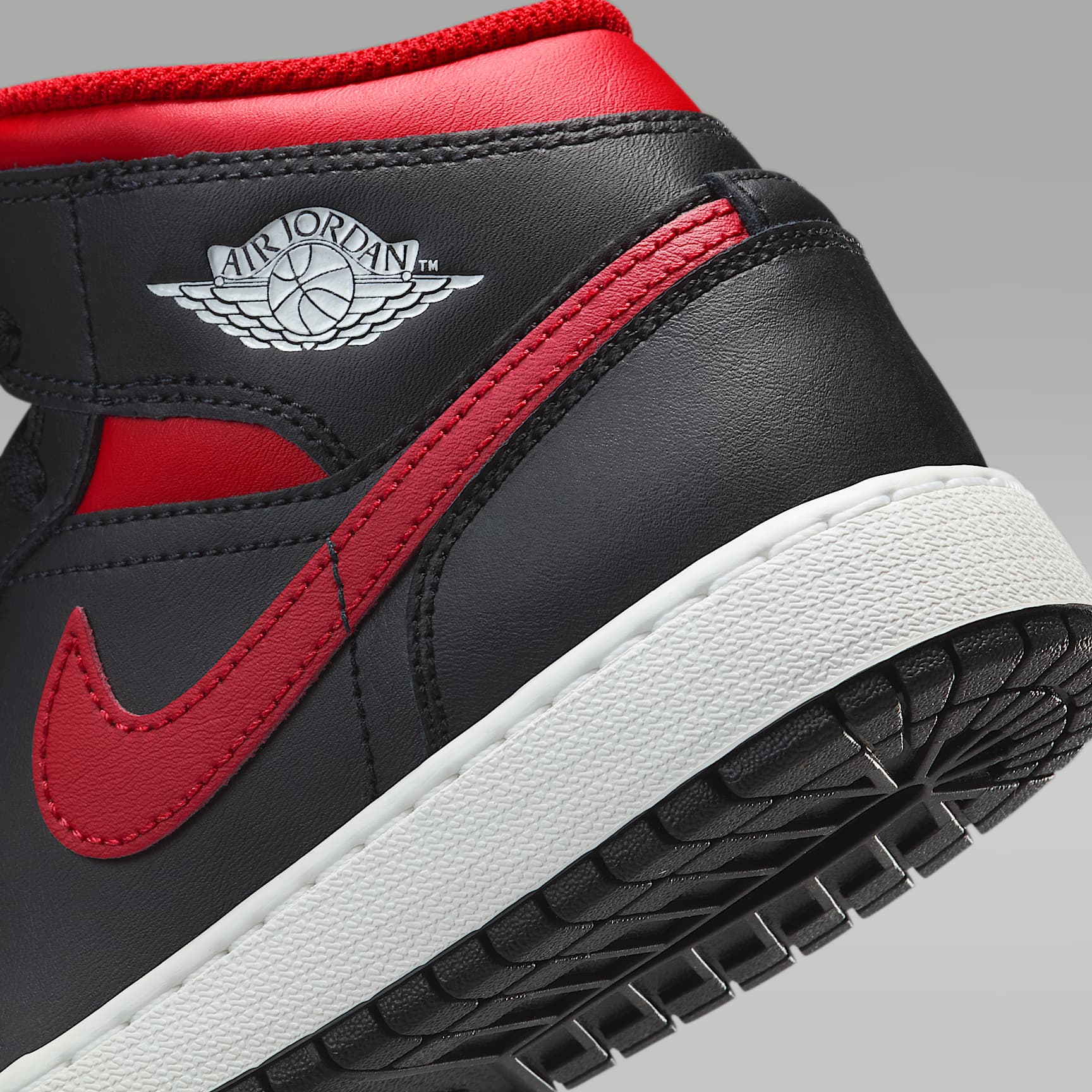 Air Jordan 1 Mid Big Kids' Shoes