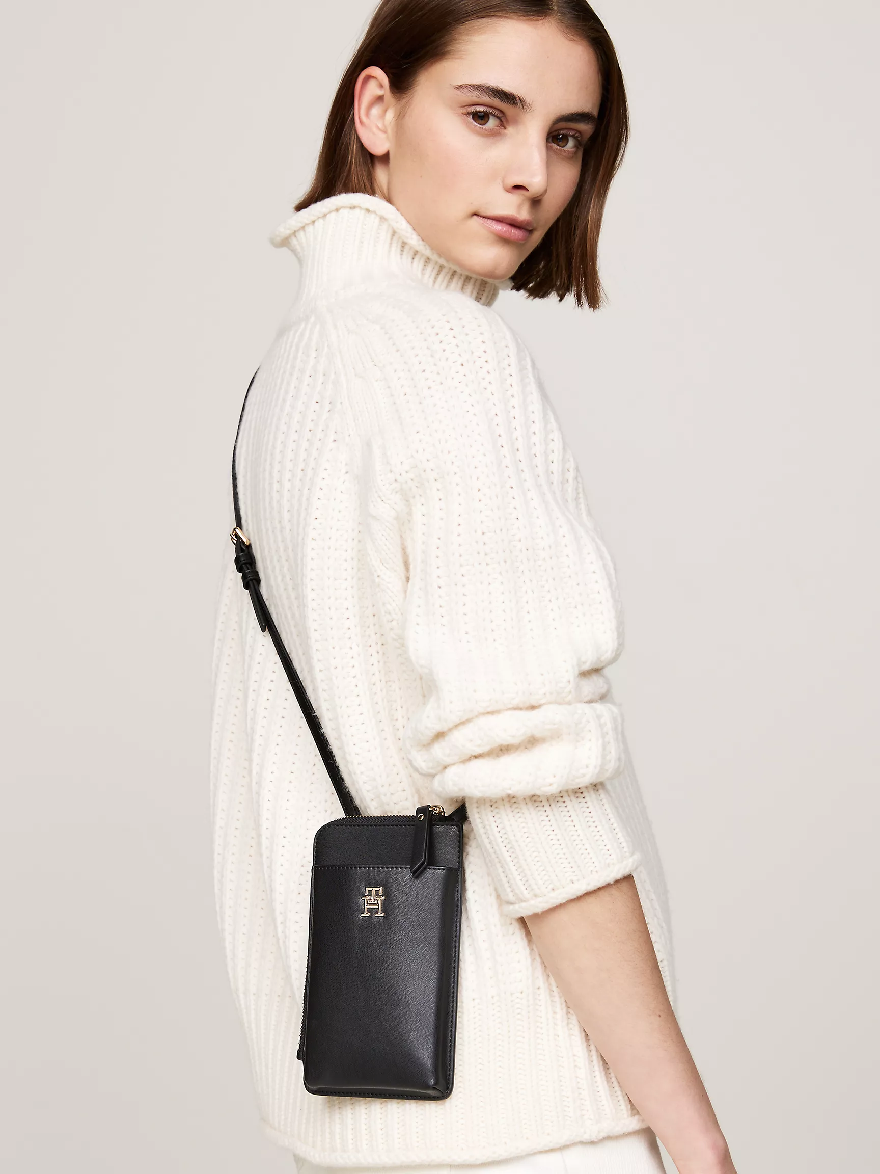 Женская сумка Tommy Hilfiger, Кошелек для телефона с монограммной вставкой