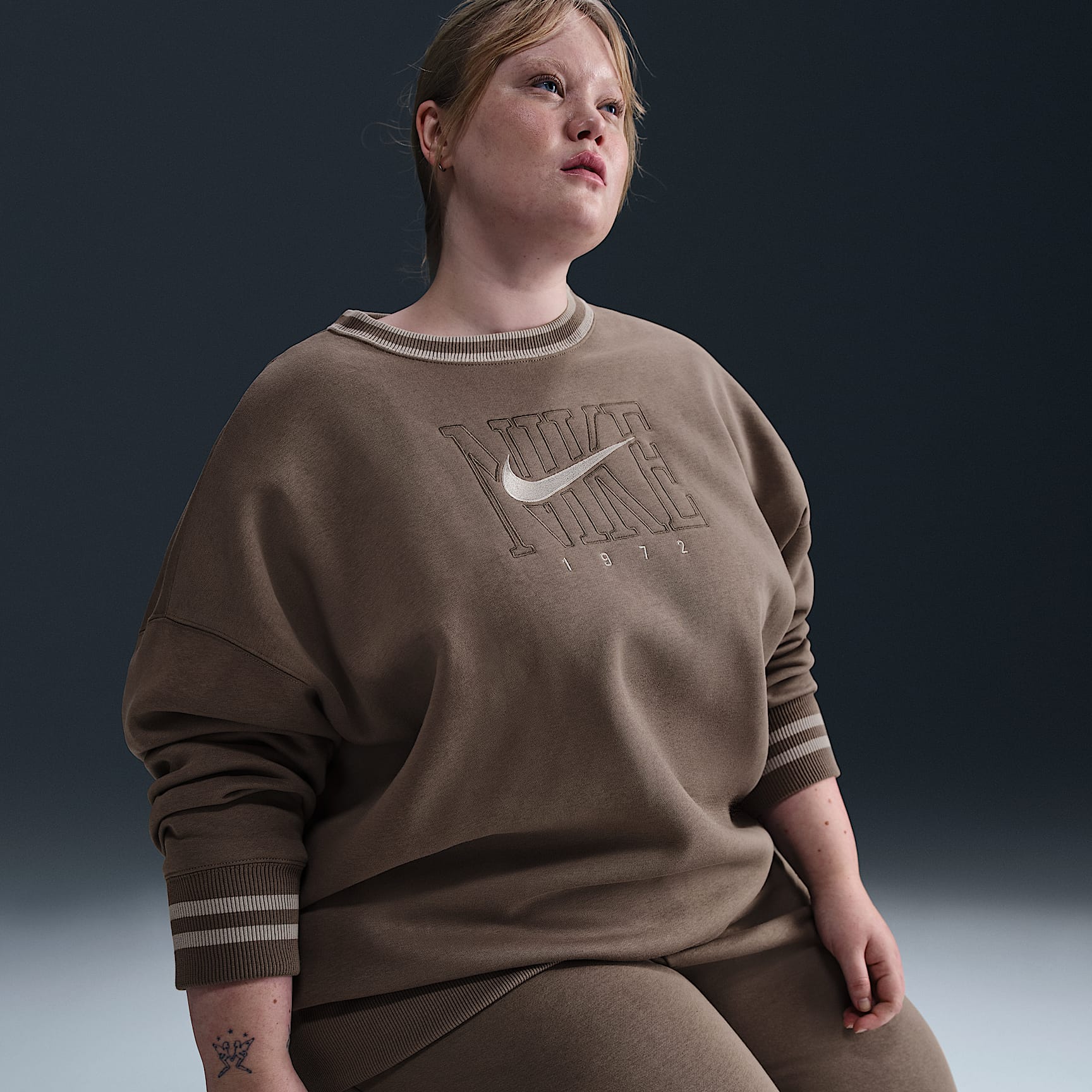 Nike Sportswear Phoenix Fleece Women's Oversized Graphic Crew-Neck Sweatshirt (Plus Size)