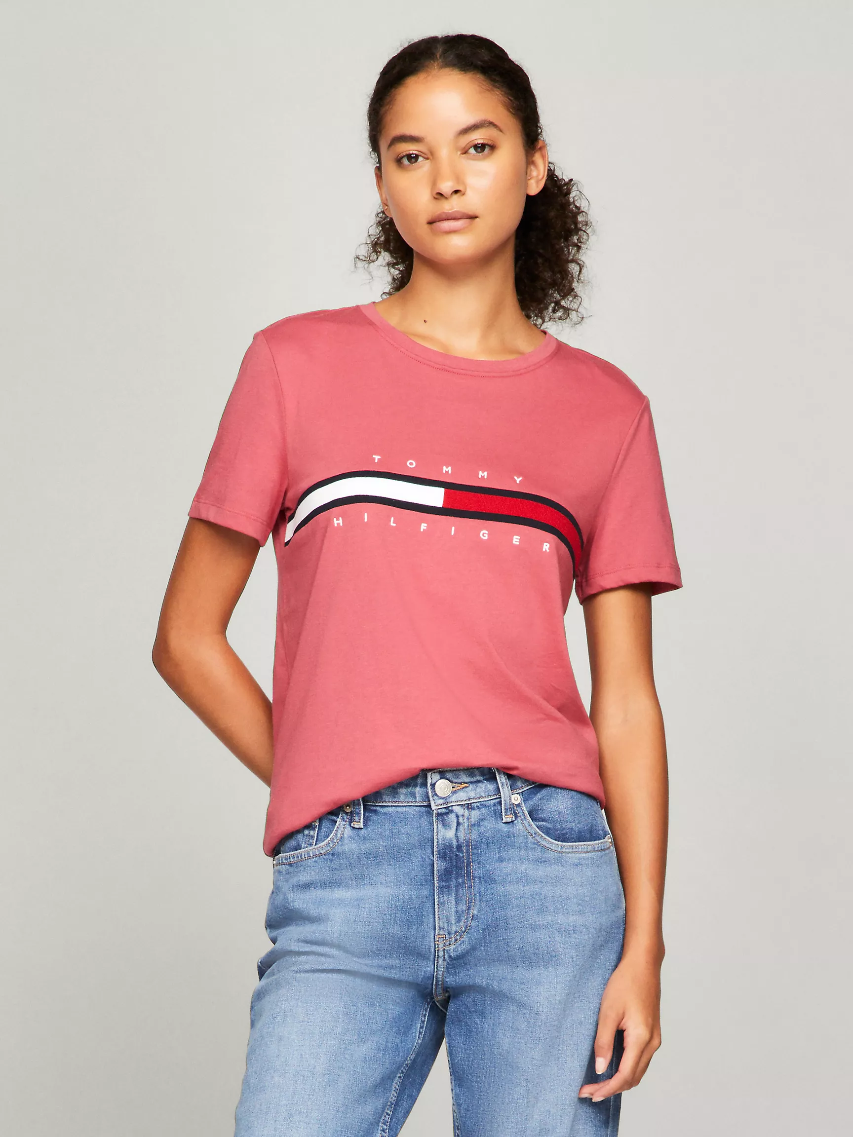 Женская футболка Tommy Hilfiger, Футболка с вышитым логотипом и полоской в стиле флага