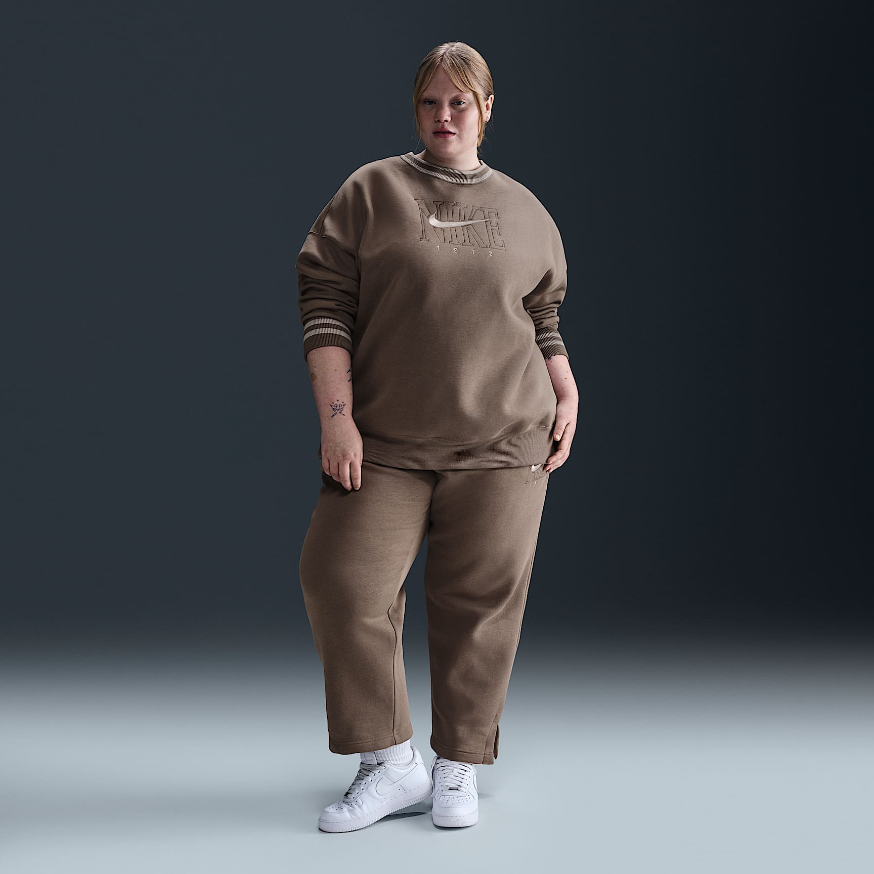 Nike Sportswear Phoenix Fleece Women's Oversized Graphic Crew-Neck Sweatshirt (Plus Size)