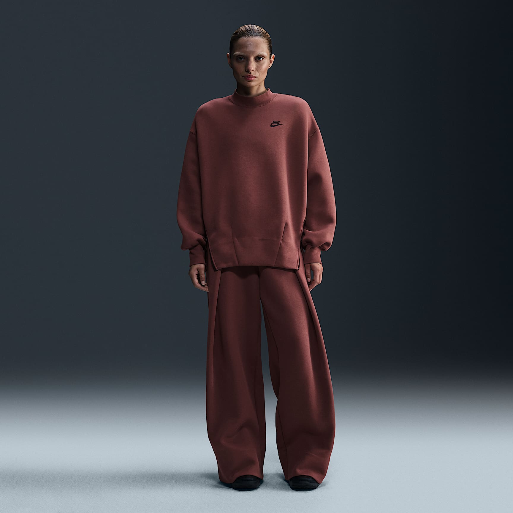 Nike Sportswear Tech Fleece Women's Oversized Crew-Neck Sweatshirt