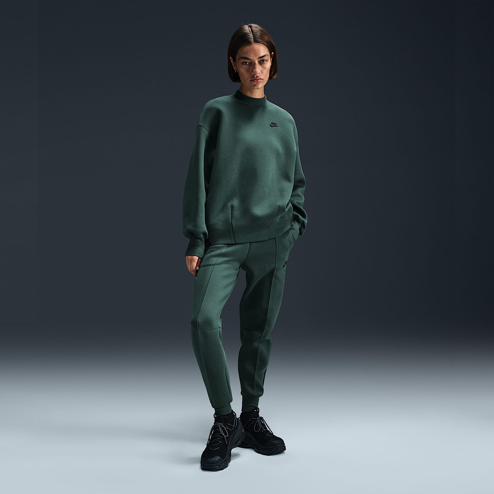 Nike Sportswear Tech Fleece Women's Oversized Crew-Neck Sweatshirt