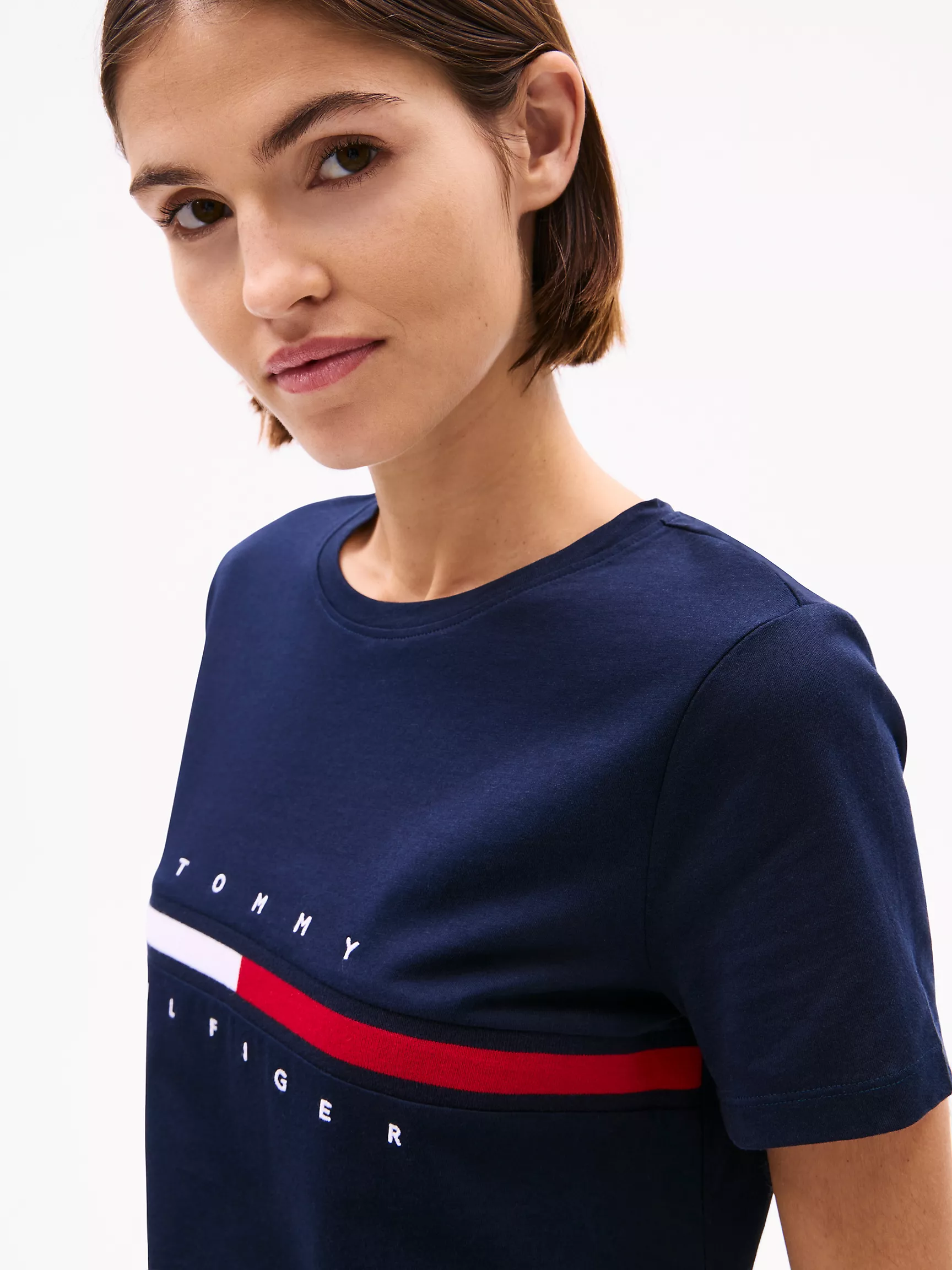 Женская футболка Tommy Hilfiger, Футболка с вышитым логотипом и полоской в стиле флага