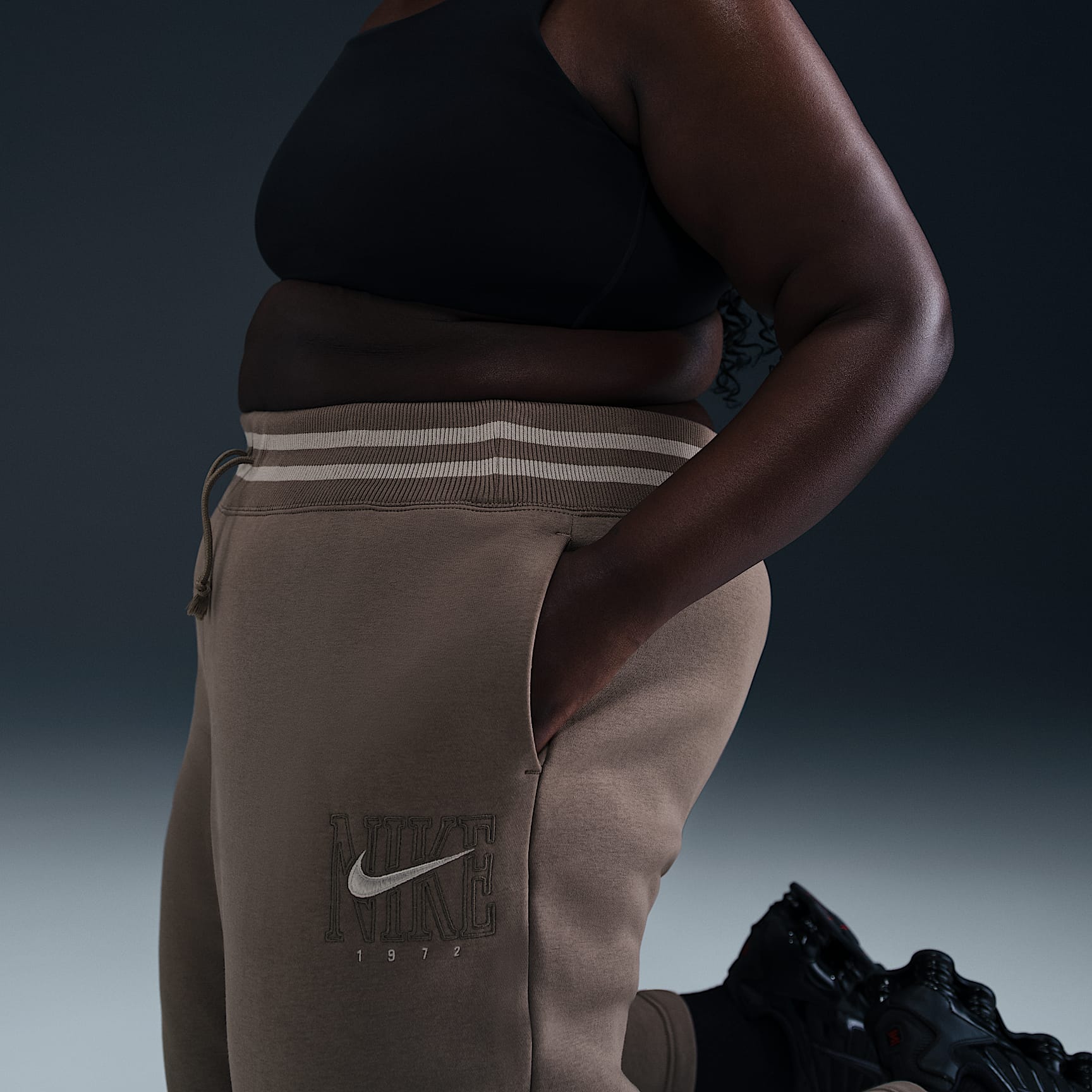 Nike Sportswear Phoenix Fleece Women's High-Waisted Wide-Leg Graphic Pants (Plus Size)