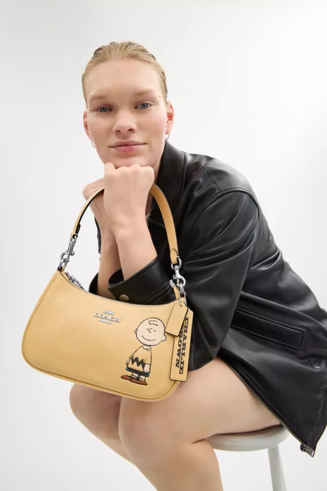 Сумка COACH Coach X Peanuts Teri Shoulder Bag With Charlie Brown