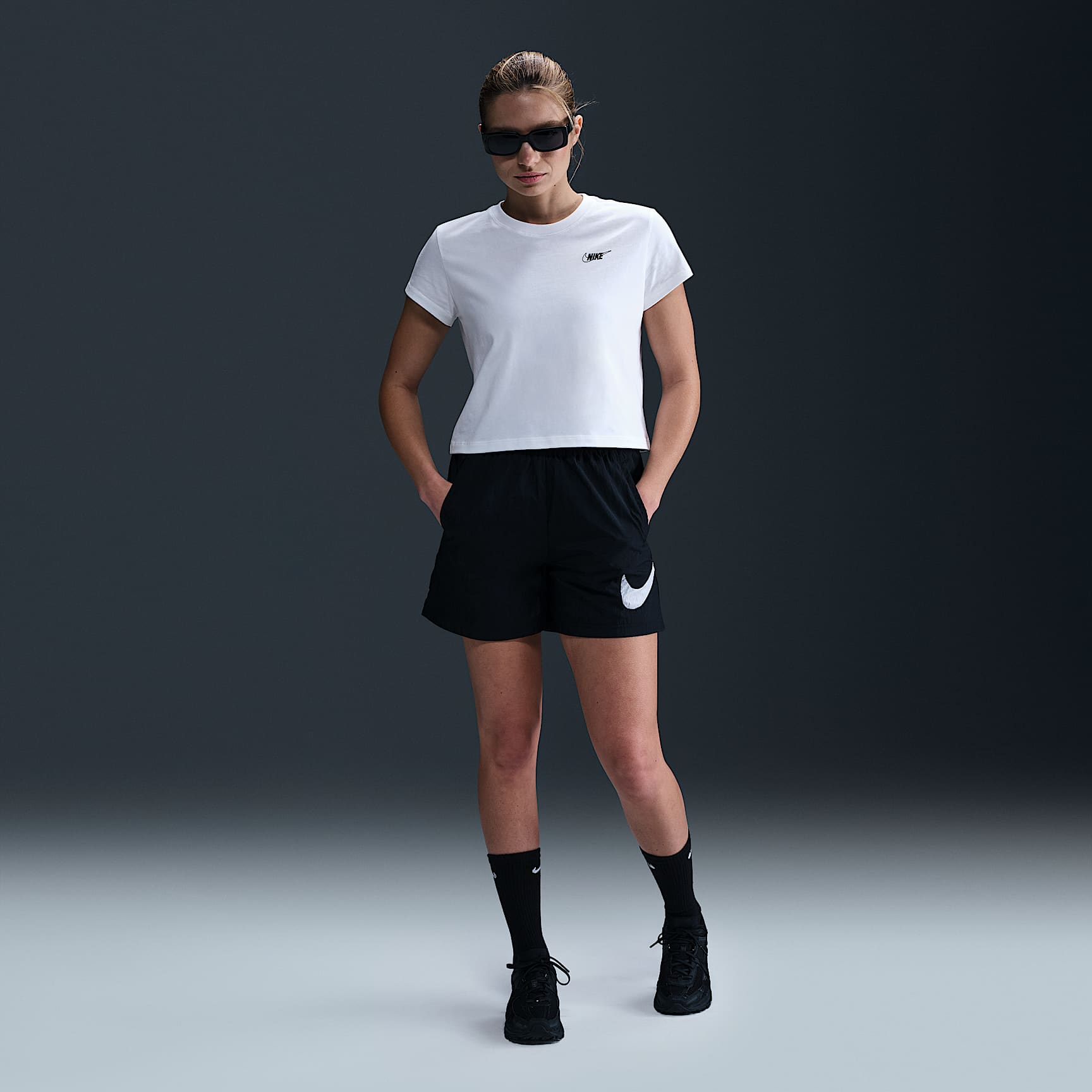 Nike Sportswear Club Women's Short-Sleeve Cropped Graphic T-Shirt
