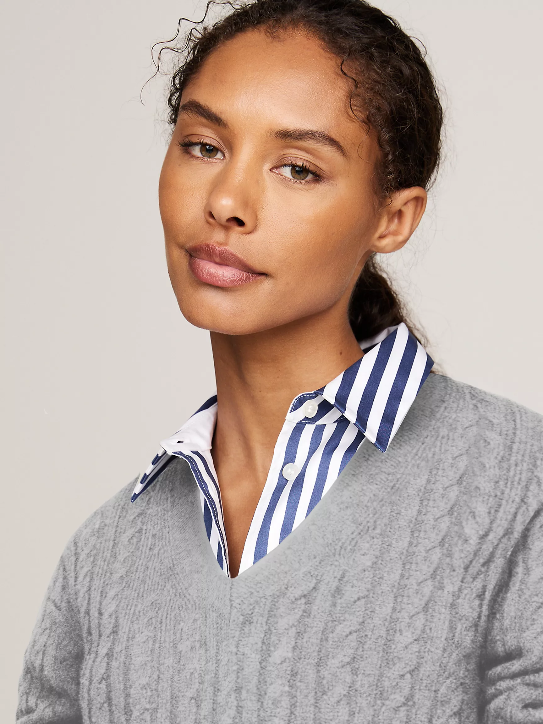 Женский свитер Tommy Hilfiger, Вязаный свитер с V-образным вырезом из шерстяной смеси с узором "косы"