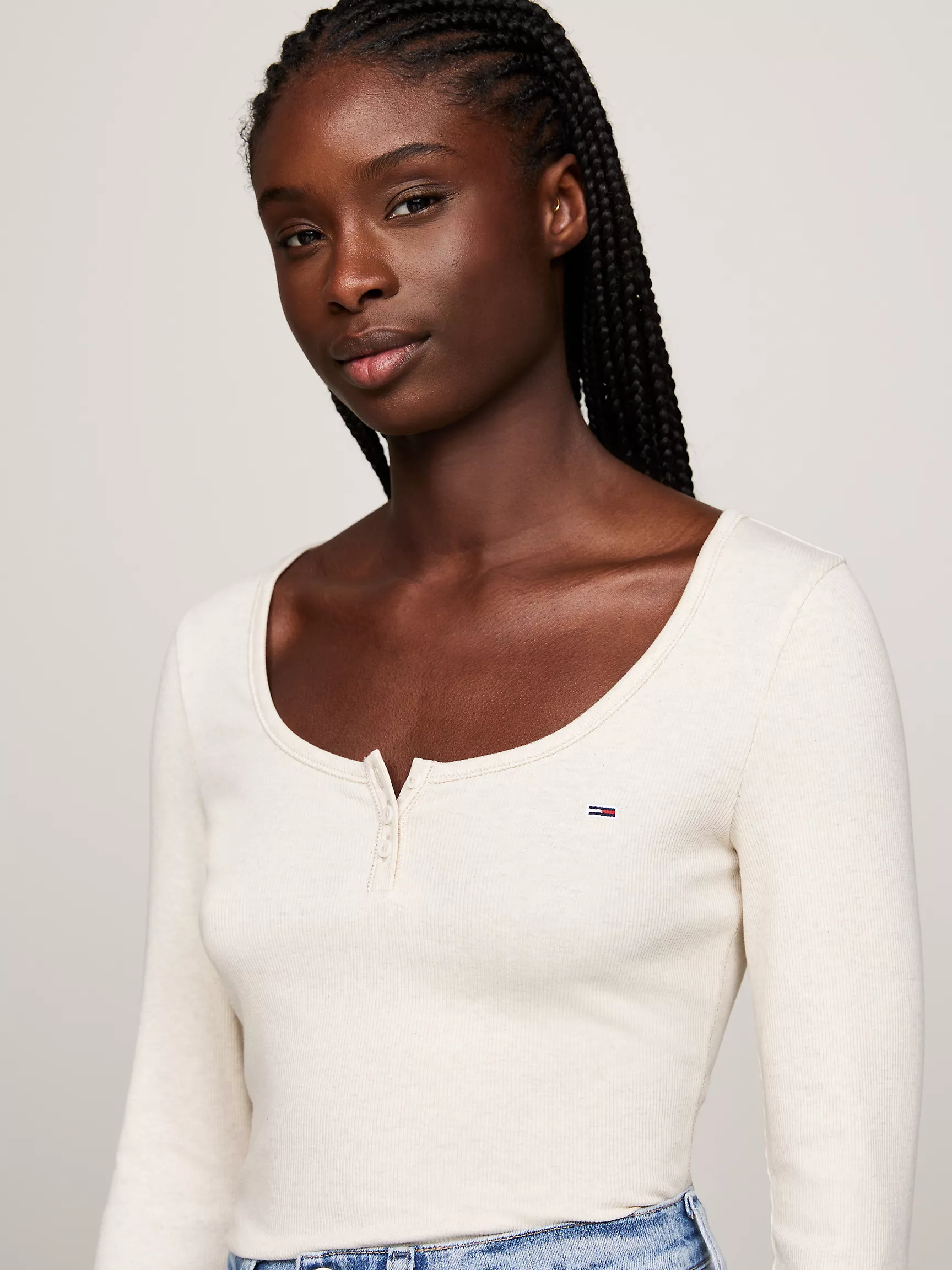 Женская футболка Tommy Hilfiger, Приталенная трикотажная футболка Henley с круглым вырезом