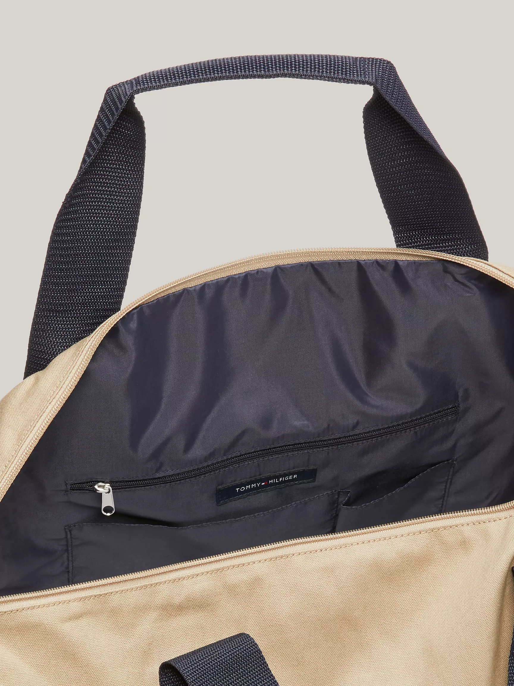 Сумка унисекс Tommy Hilfiger, Сумка-даффл с логотипом и полосками флага