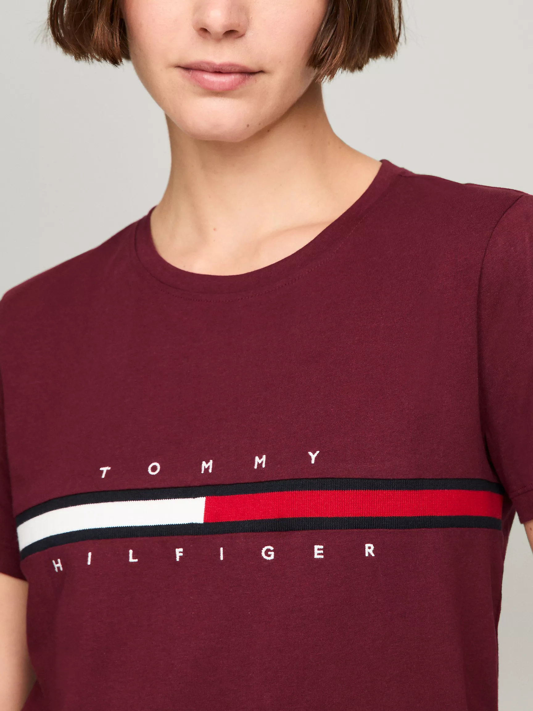 Женская футболка Tommy Hilfiger, Футболка с вышитым логотипом и полоской в стиле флага