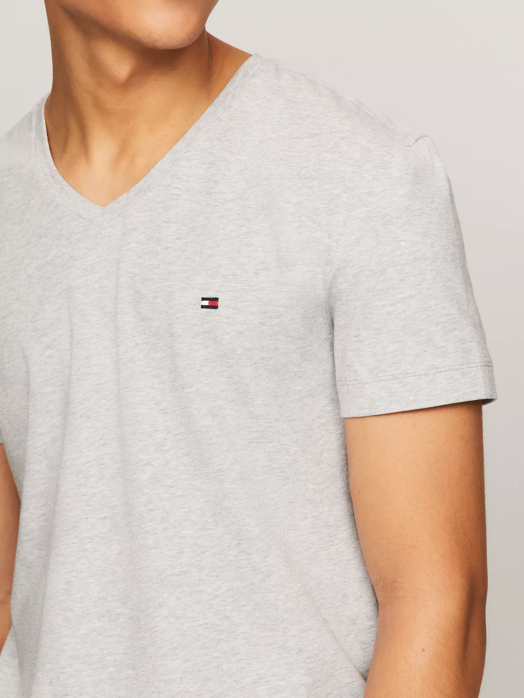 Мужская футболка Tommy Hilfiger, Приталенная однотонная футболка с V-образным вырезом