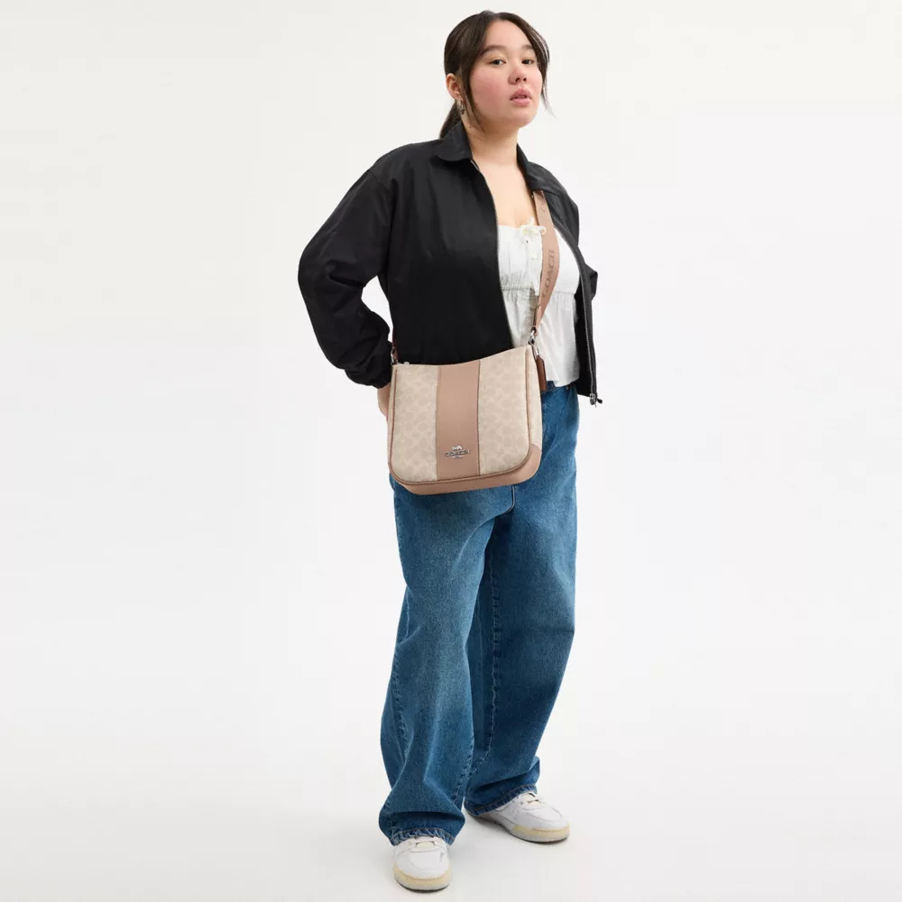 Сумка COACH Ellie File Bag In Signature Canvas With Stripe