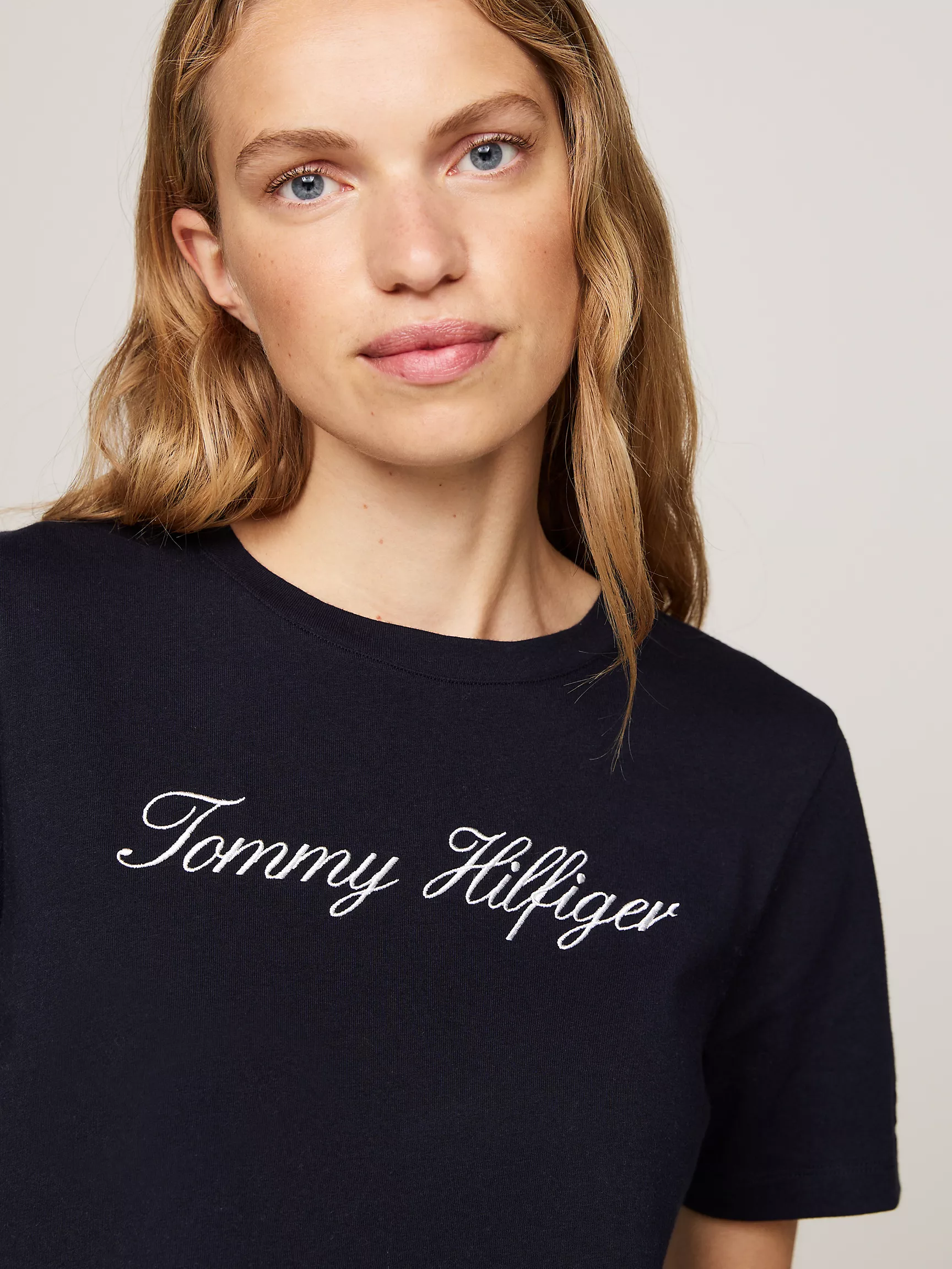 Женская футболка Tommy Hilfiger, Футболка с вышитым логотипом в рукописном стиле