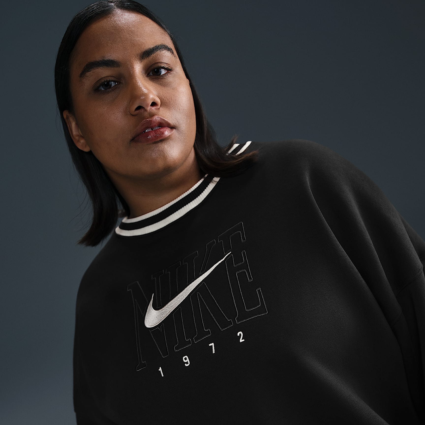 Nike Sportswear Phoenix Fleece Women's Oversized Graphic Crew-Neck Sweatshirt (Plus Size)