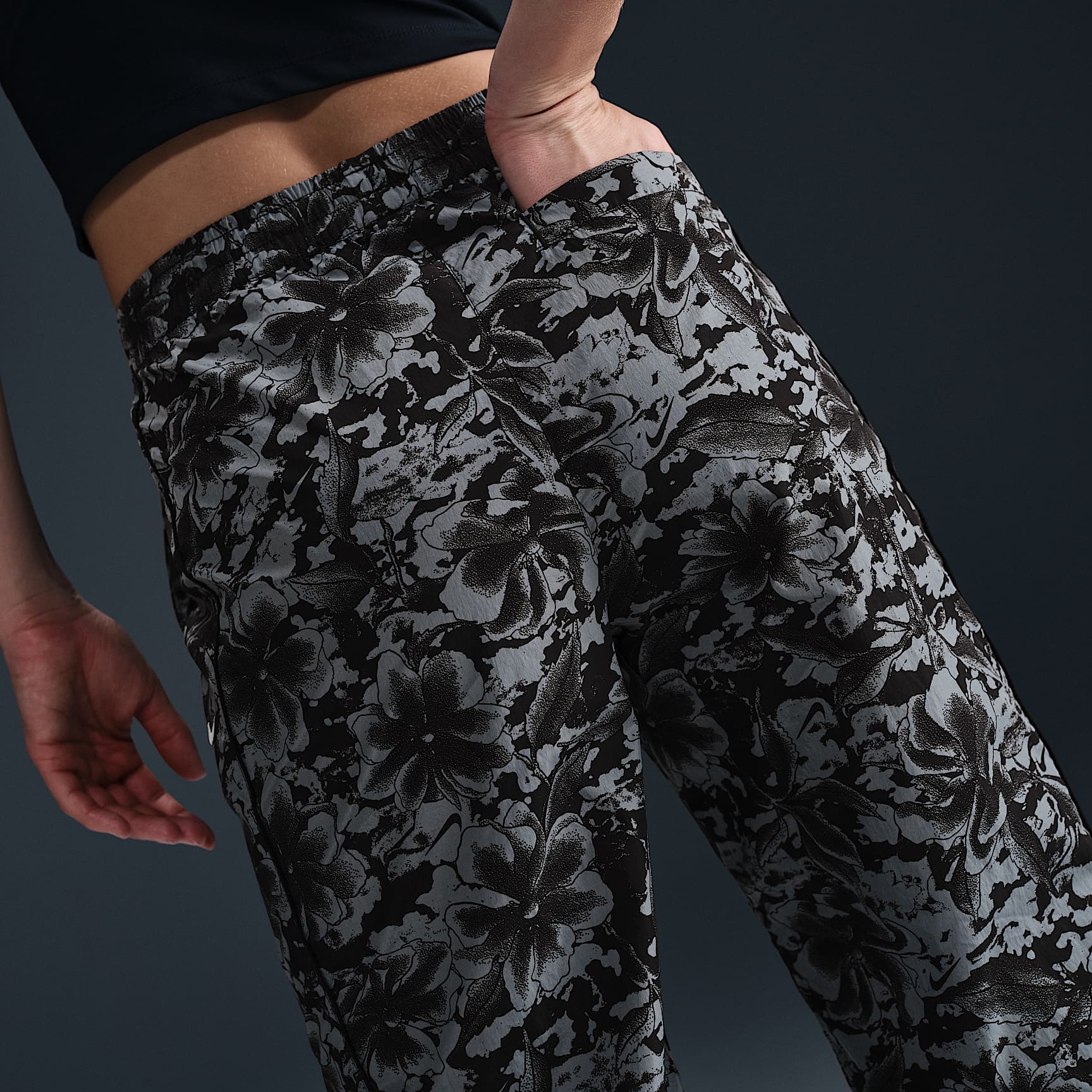 Nike Sportswear Windrunner Women's UV Protection Mid-Rise Woven Printed Pants