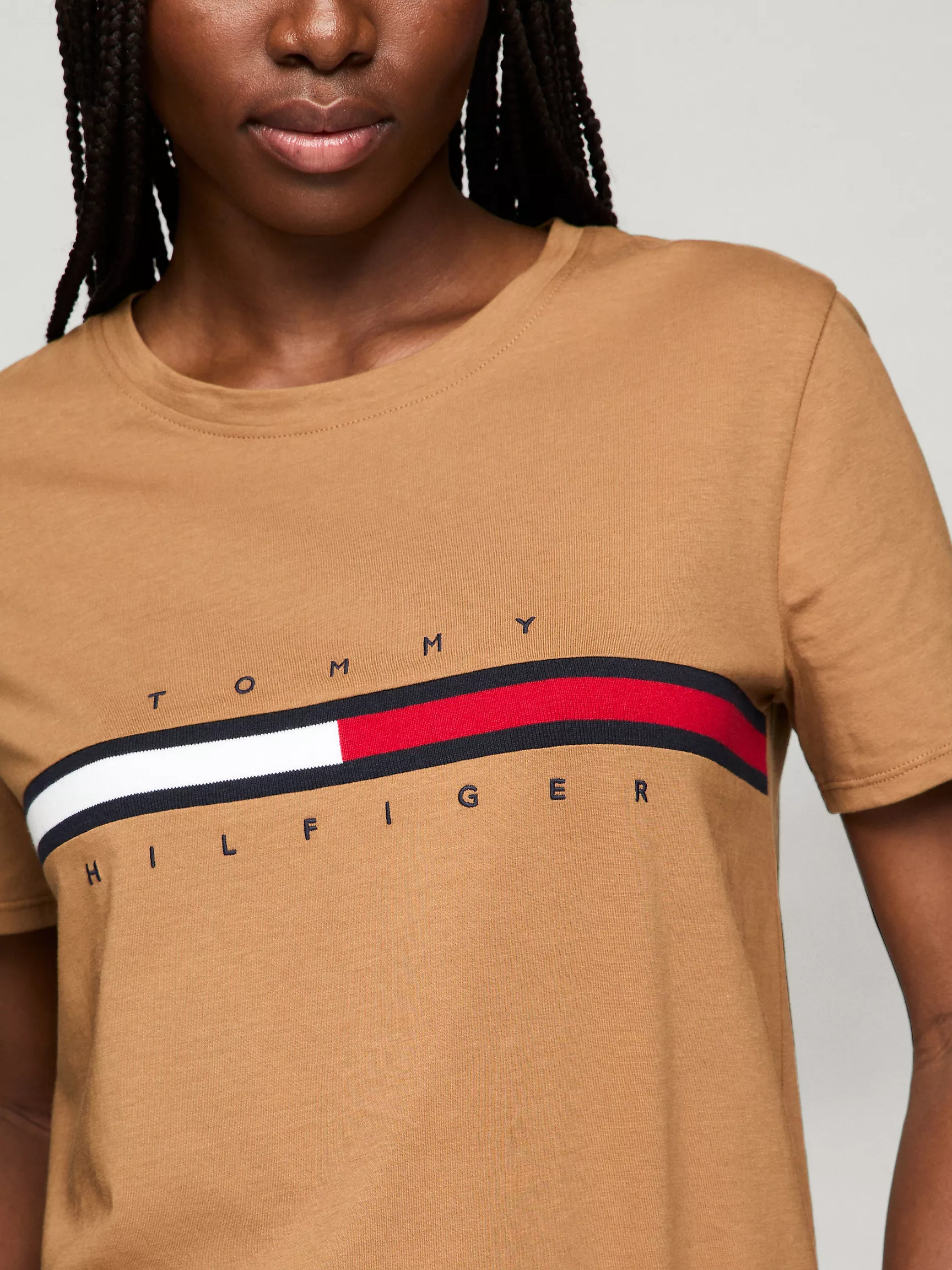 Женская футболка Tommy Hilfiger, Футболка с вышитым логотипом и полоской в стиле флага