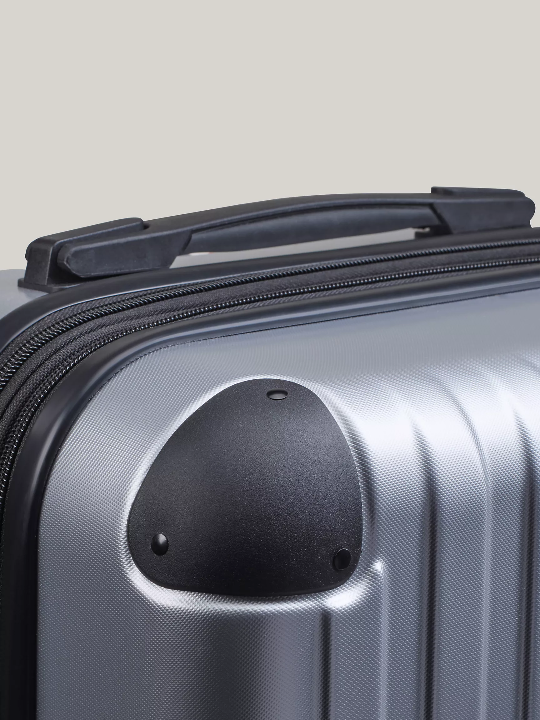 Чемодан Томми Хилфигер, Полосатый жесткий чемодан на колесах (21 дюйм)