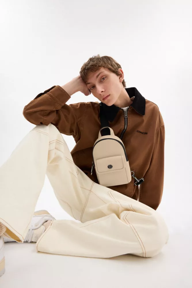 Сумка COACH Small Turnlock Sling Pack