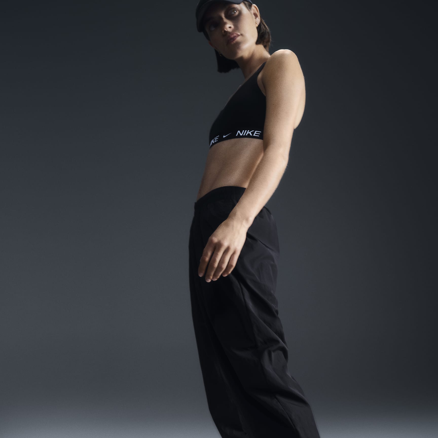 Nike Sportswear Essential Women's Mid-Rise Oversized Woven Joggers