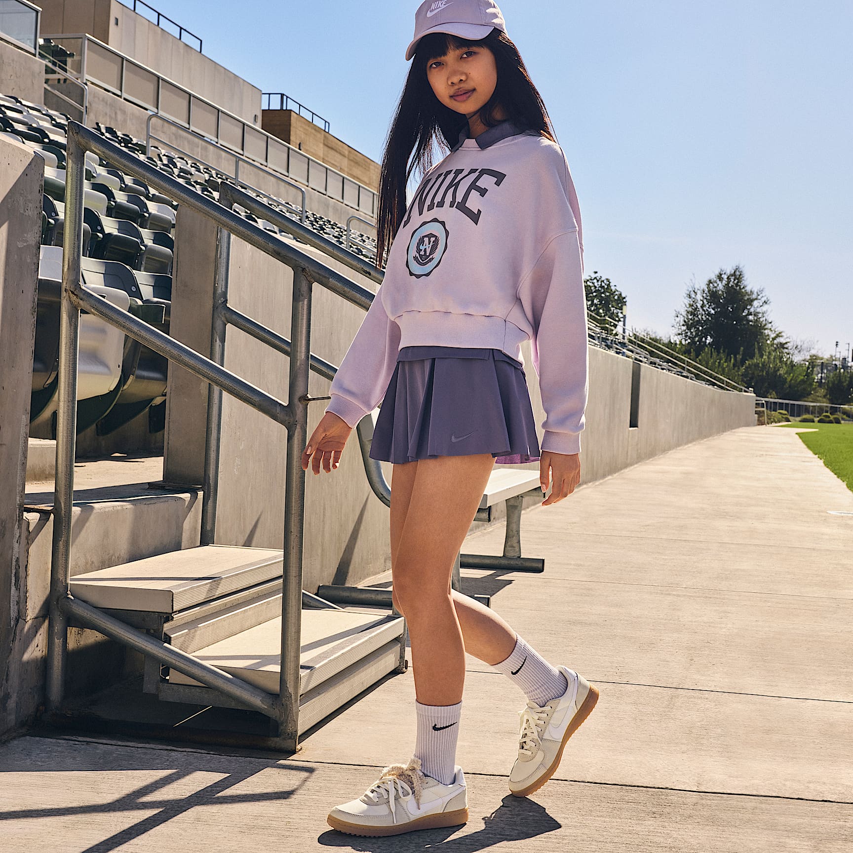 Nike Sportswear Club Girls' French Terry Crew-Neck Sweatshirt
