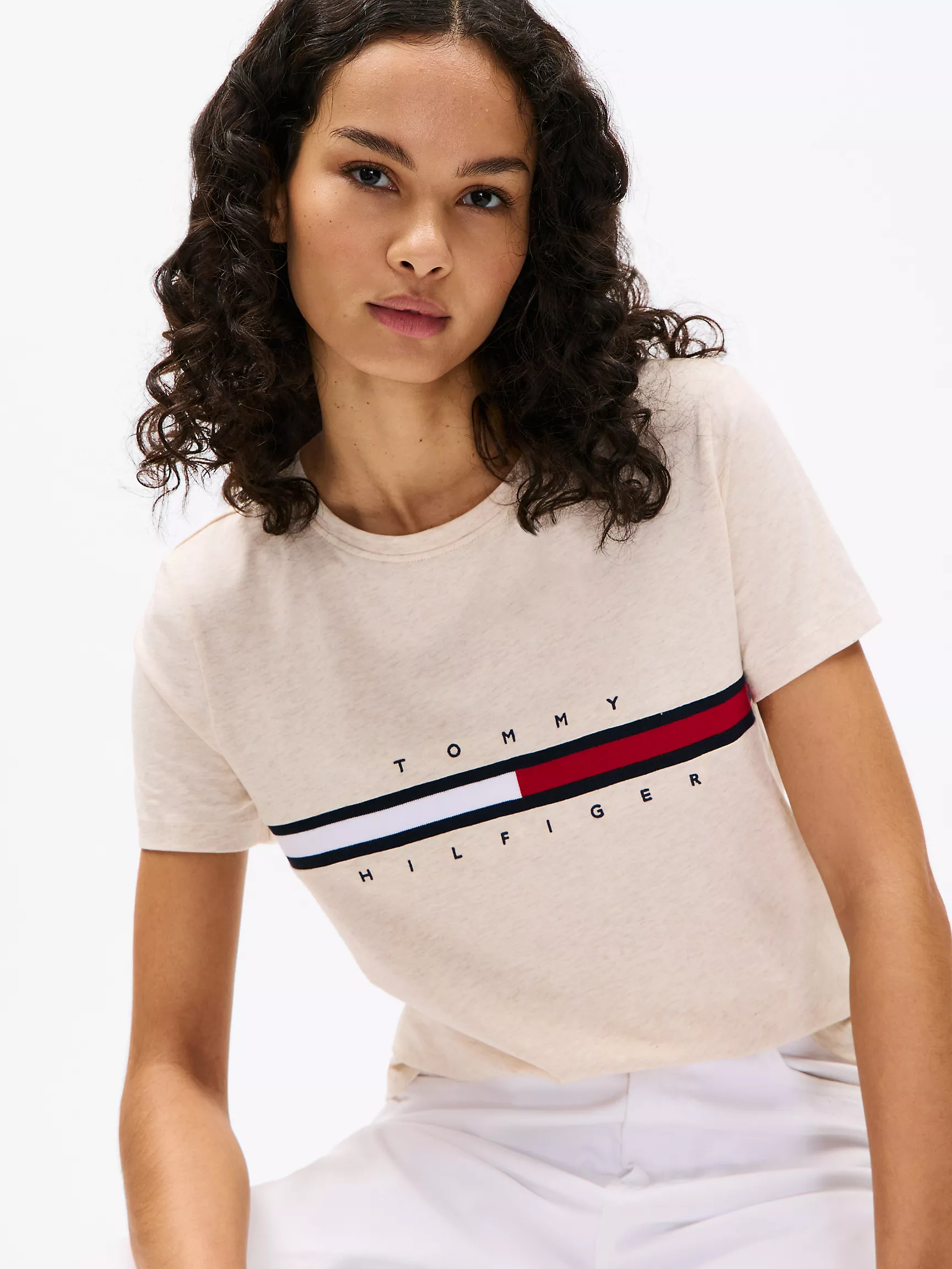 Женская футболка Tommy Hilfiger, Футболка с вышитым логотипом и полоской в стиле флага