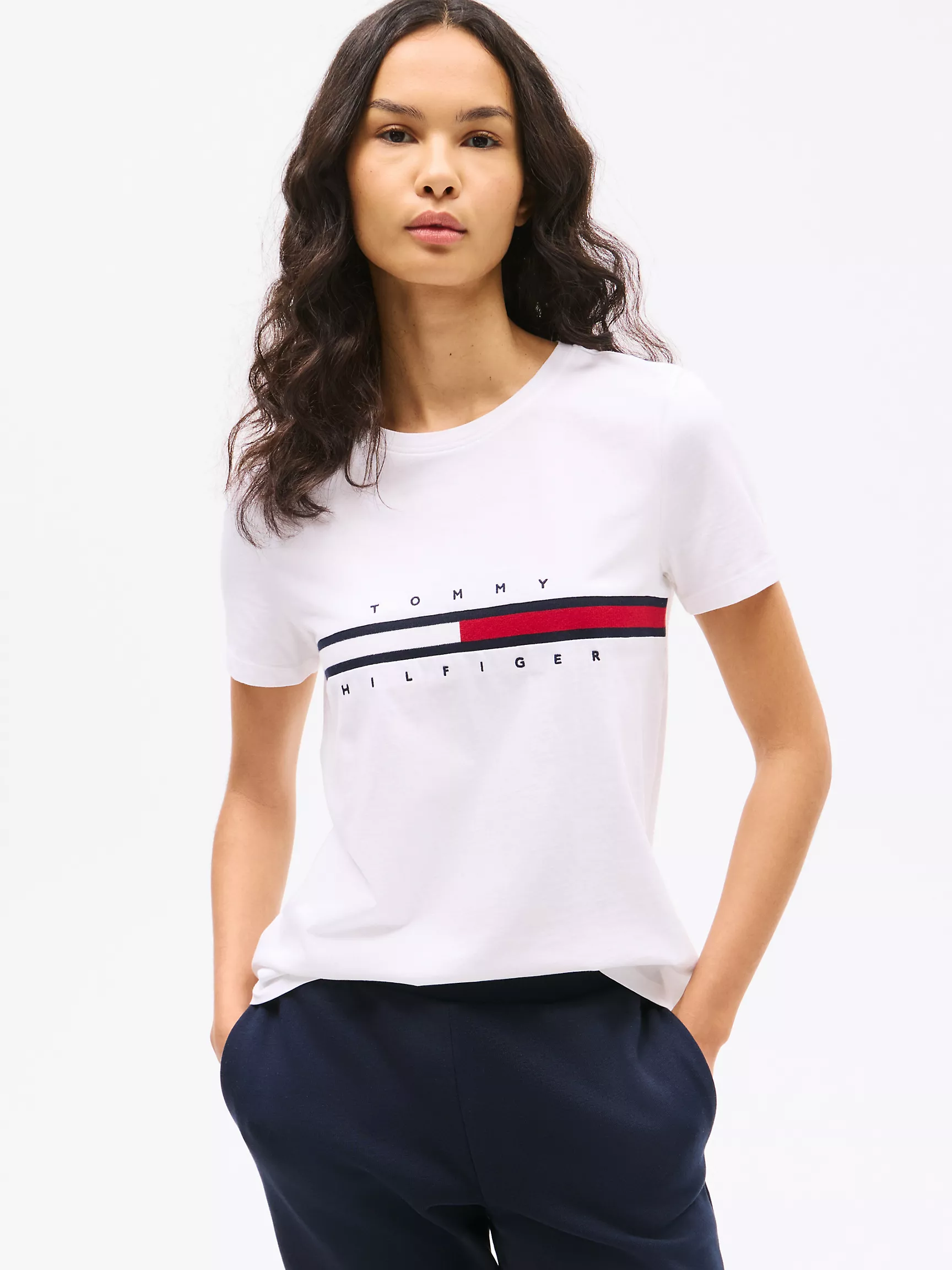 Женская футболка Tommy Hilfiger, Футболка с вышитым логотипом и полоской в стиле флага