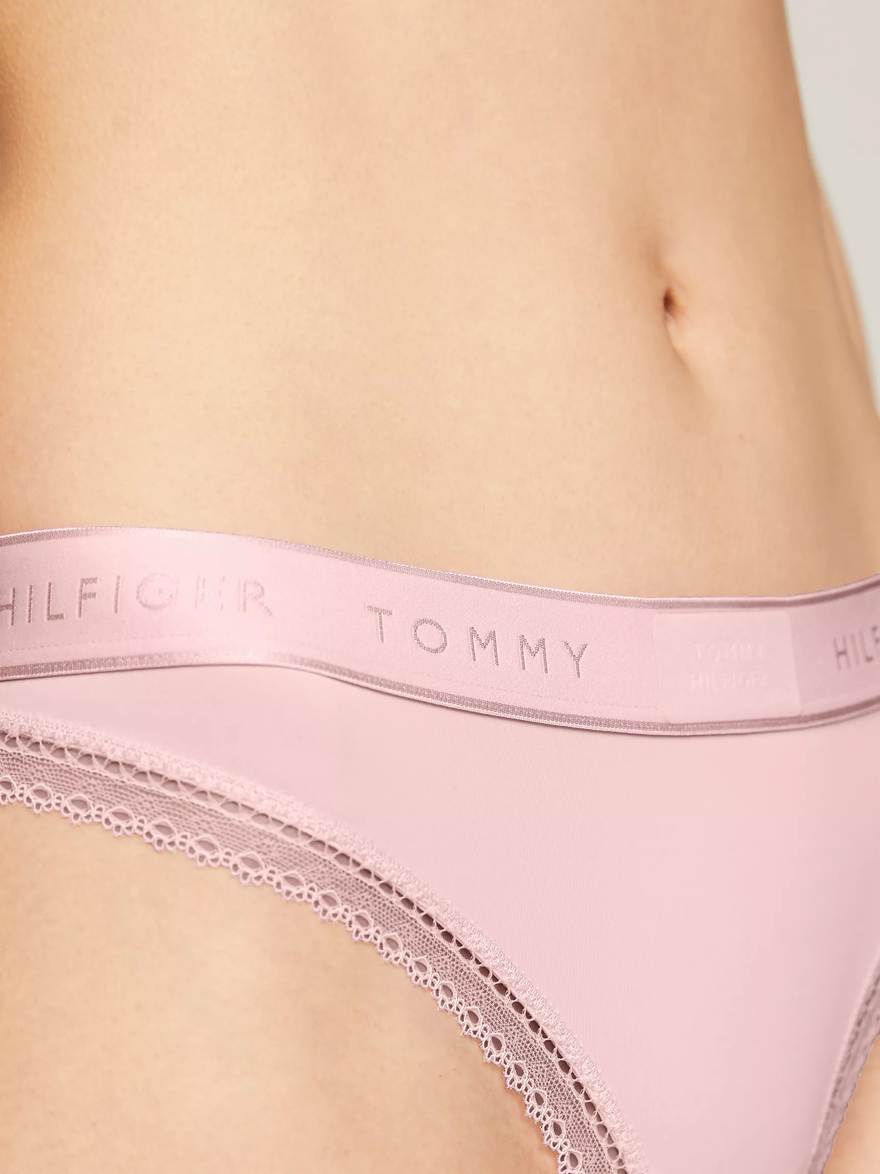 Женское нижнее белье Tommy Hilfiger, Кружевные стринги с нашивкой Hilfiger