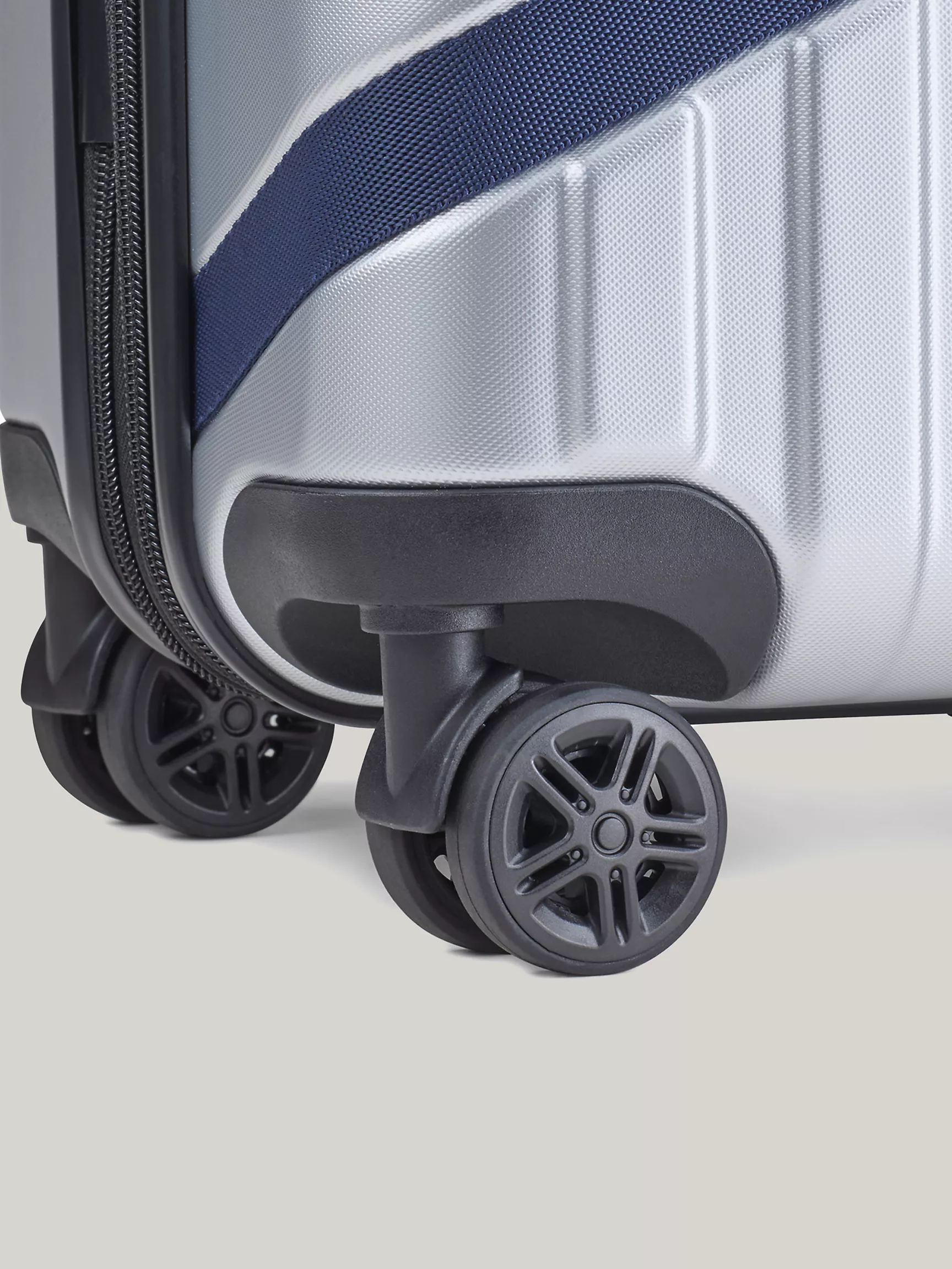 Чемодан Томми Хилфигер, Полосатый жесткий чемодан на колесах (21 дюйм)