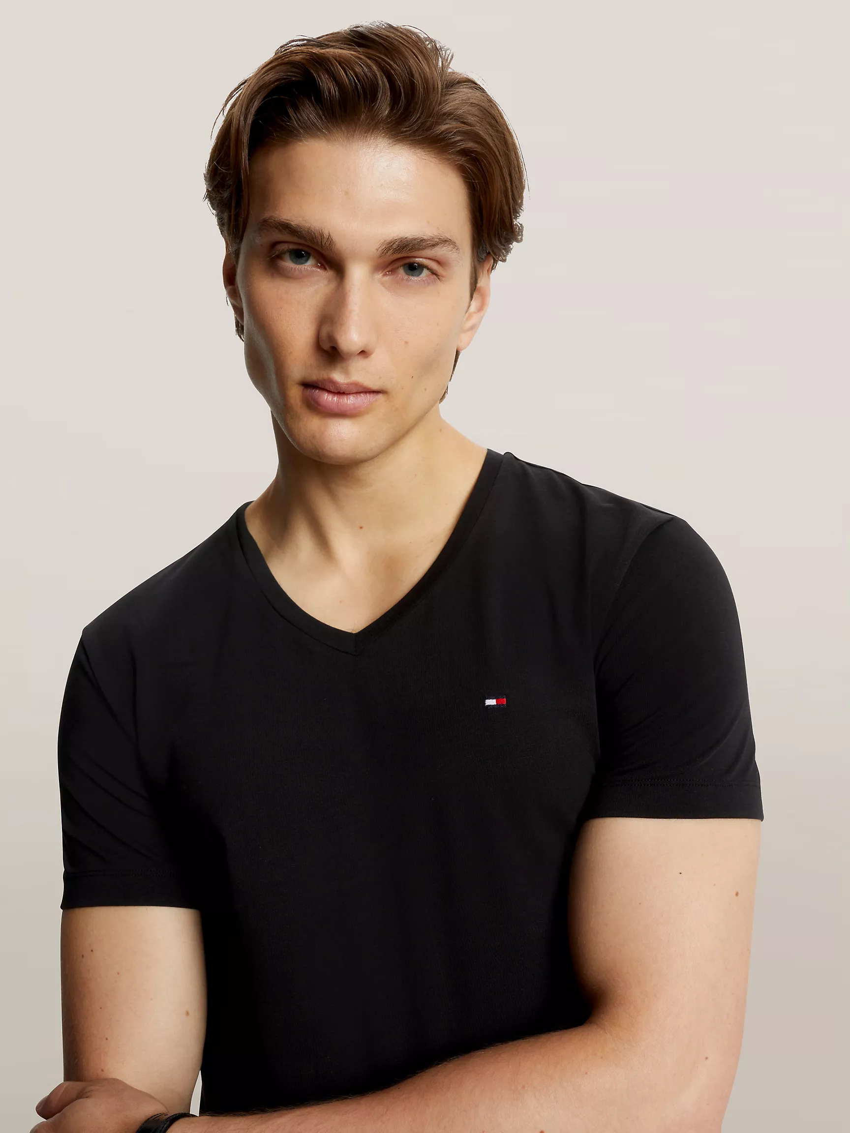Мужская футболка Tommy Hilfiger, Приталенная однотонная футболка с V-образным вырезом