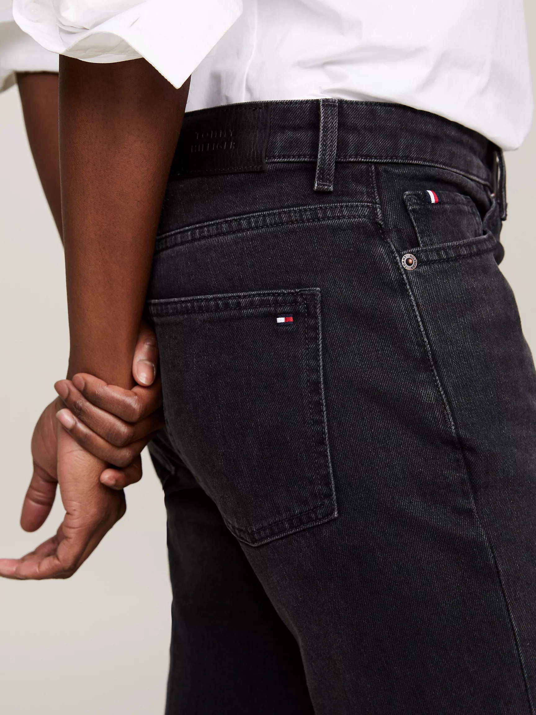 Женские джинсы Tommy Hilfiger, Черные джинсы средней посадки с расклешением
