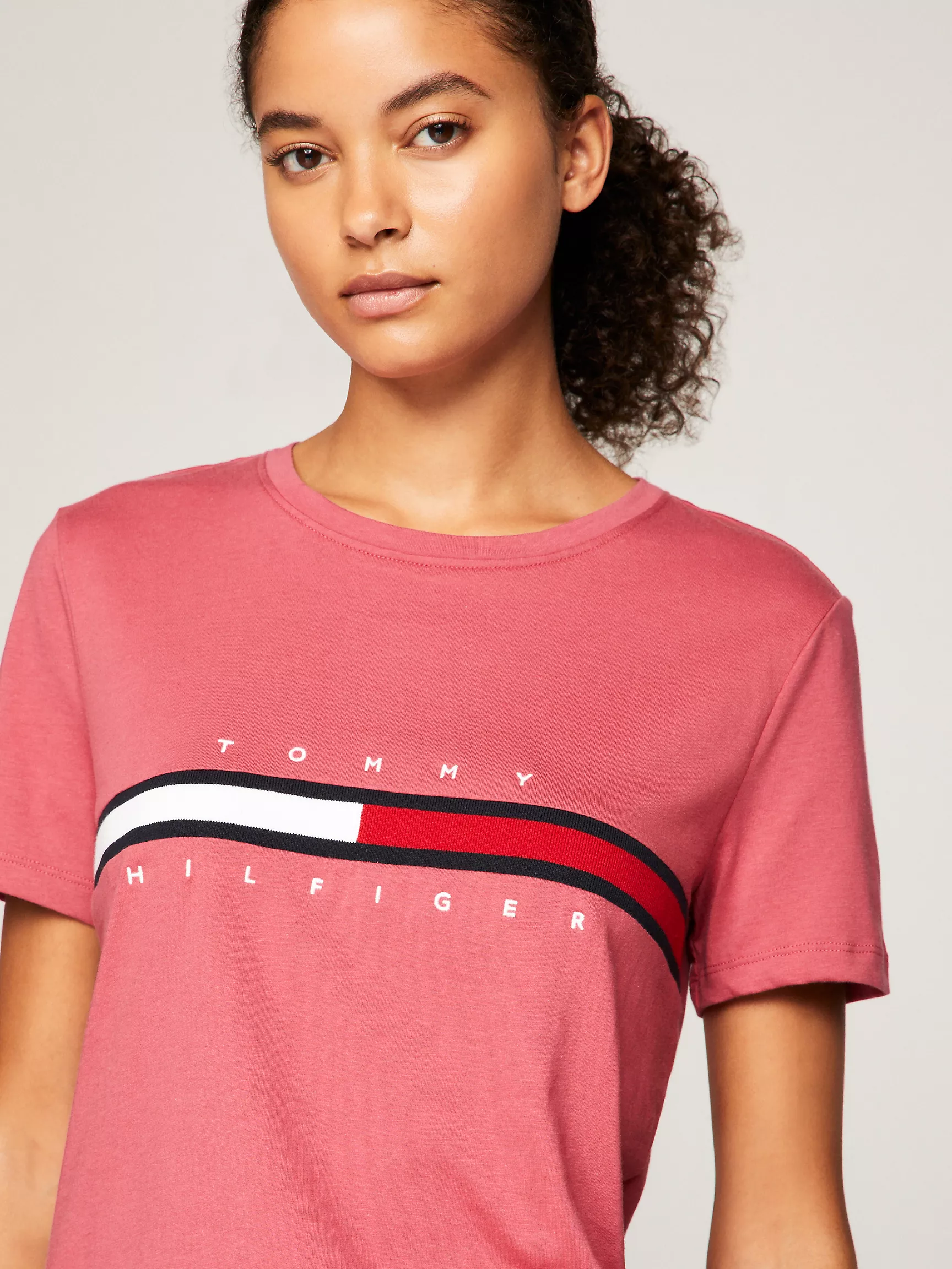 Женская футболка Tommy Hilfiger, Футболка с вышитым логотипом и полоской в стиле флага