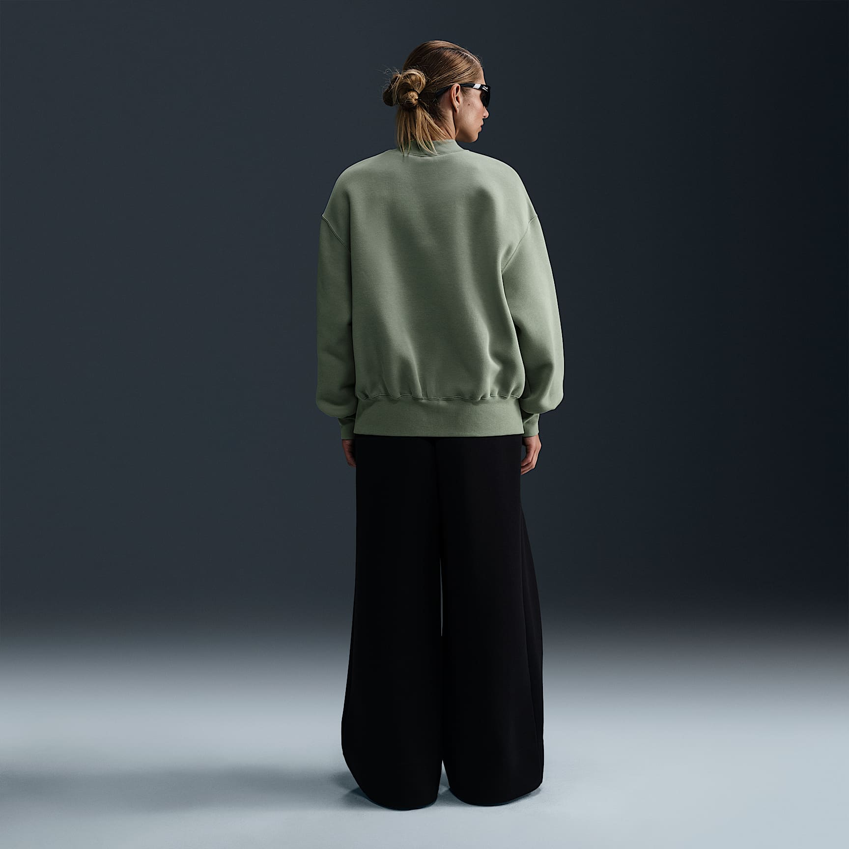 Nike Sportswear Tech Fleece Women's Oversized Crew-Neck Sweatshirt