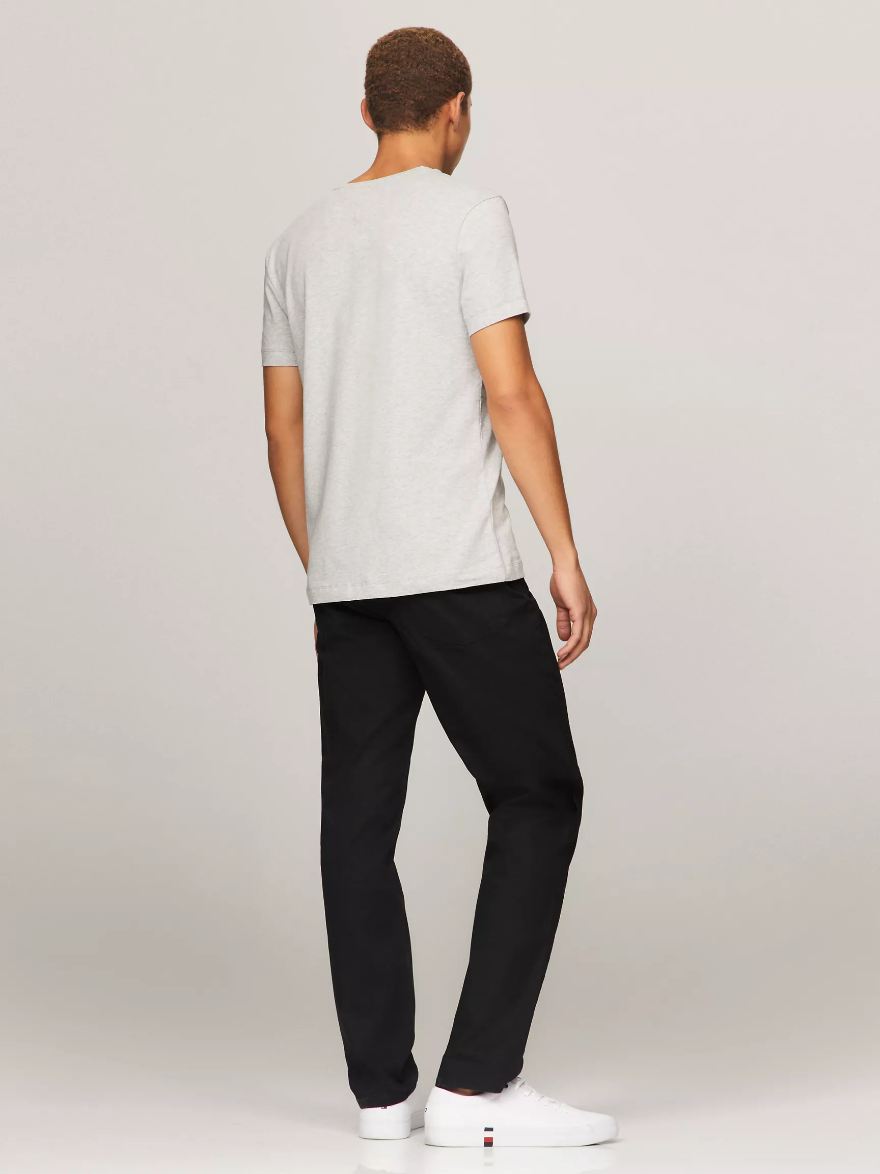 Мужская футболка Tommy Hilfiger, Приталенная однотонная футболка с V-образным вырезом