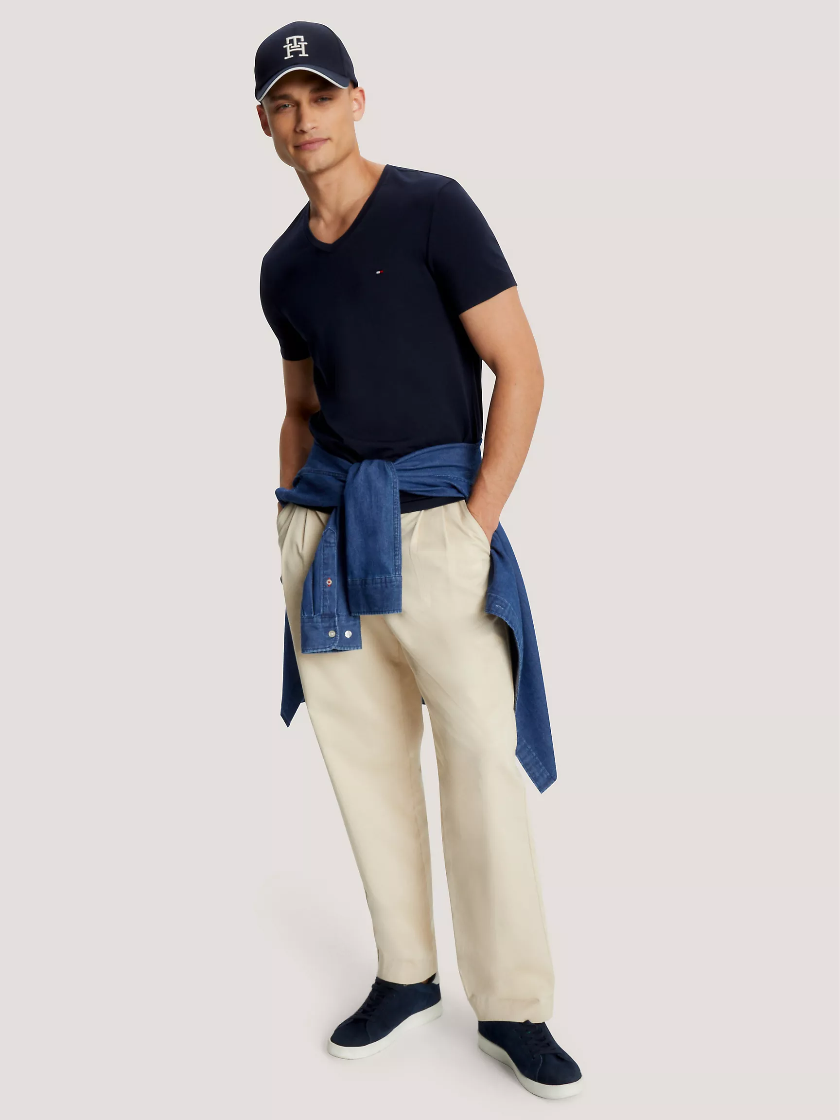 Мужская футболка Tommy Hilfiger, Приталенная однотонная футболка с V-образным вырезом